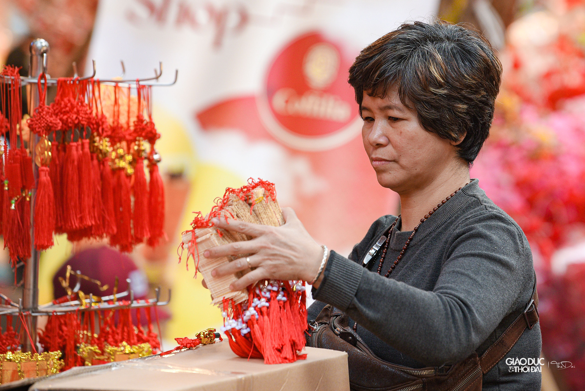 Chợ hoa luôn thu hút người dân Thủ đô tới sắm Tết và dạo phố.