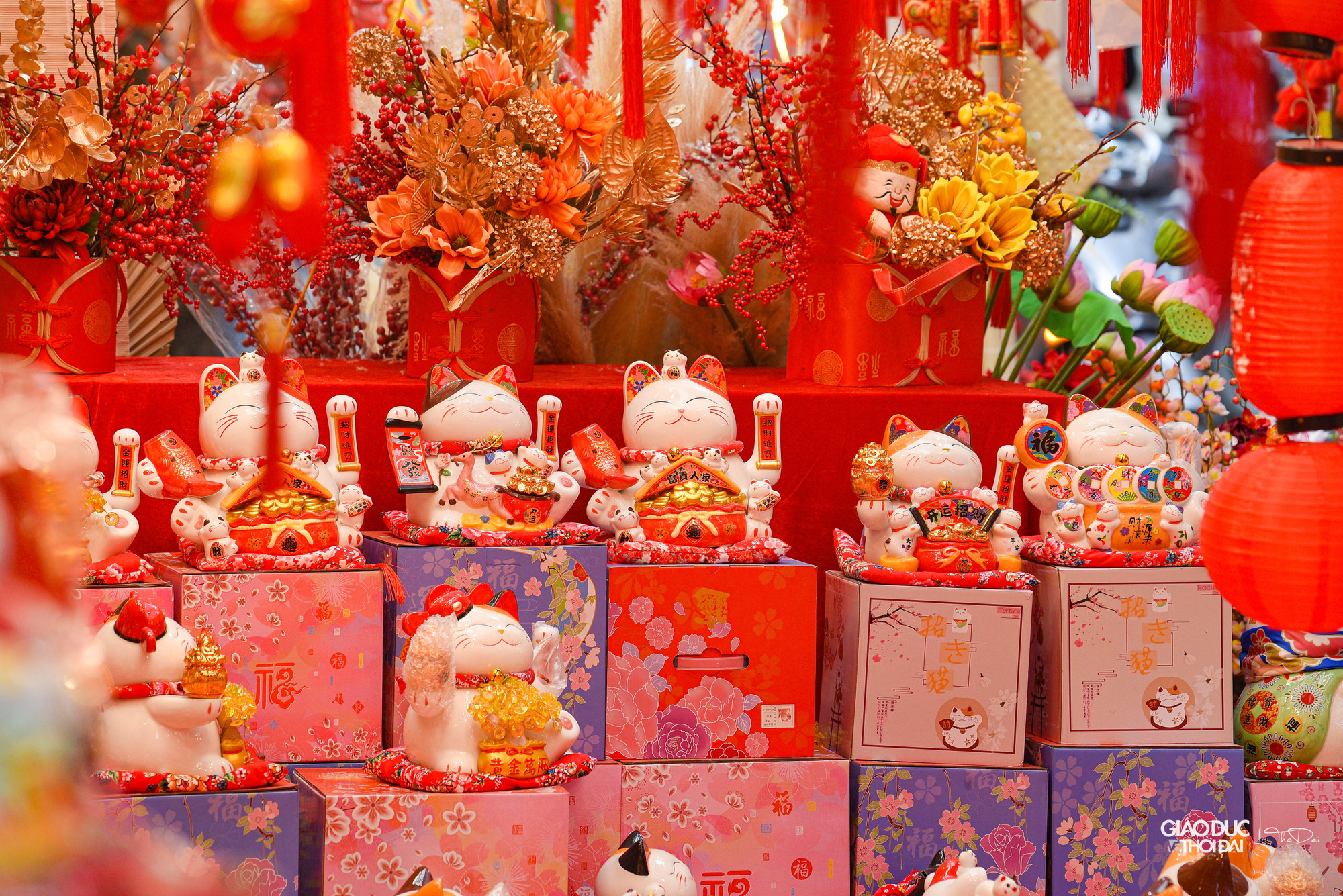 Có lẽ không có chợ hoa nào ở Hà Nội lại mang vẻ đẹp theo thời gian như chợ hoa nằm ở trung tâm phố cổ này.