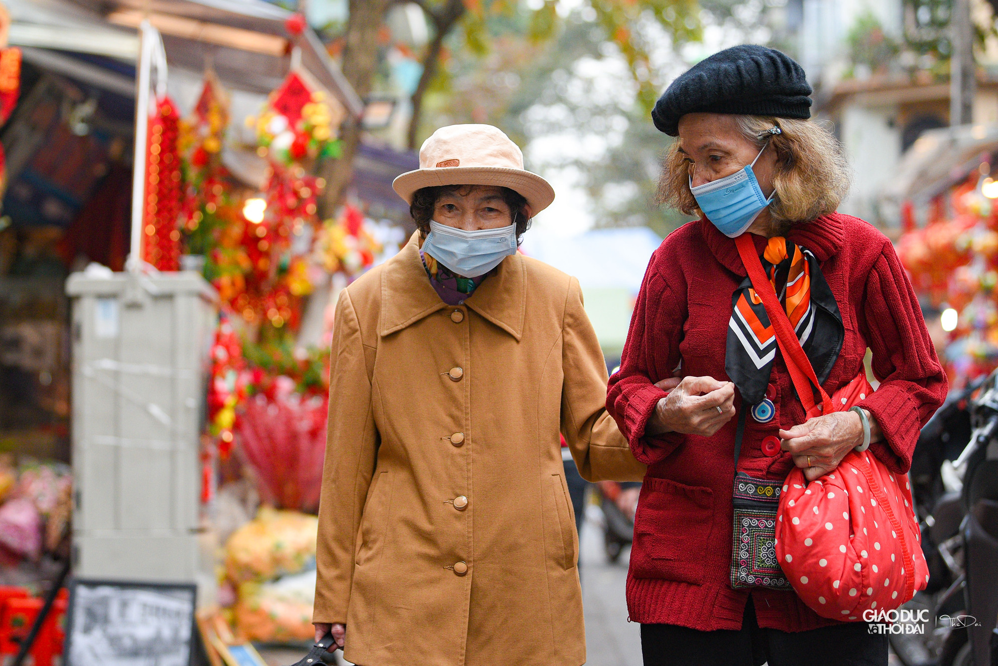 Chợ hoa luôn thu hút người dân Thủ đô tới sắm Tết và dạo phố.