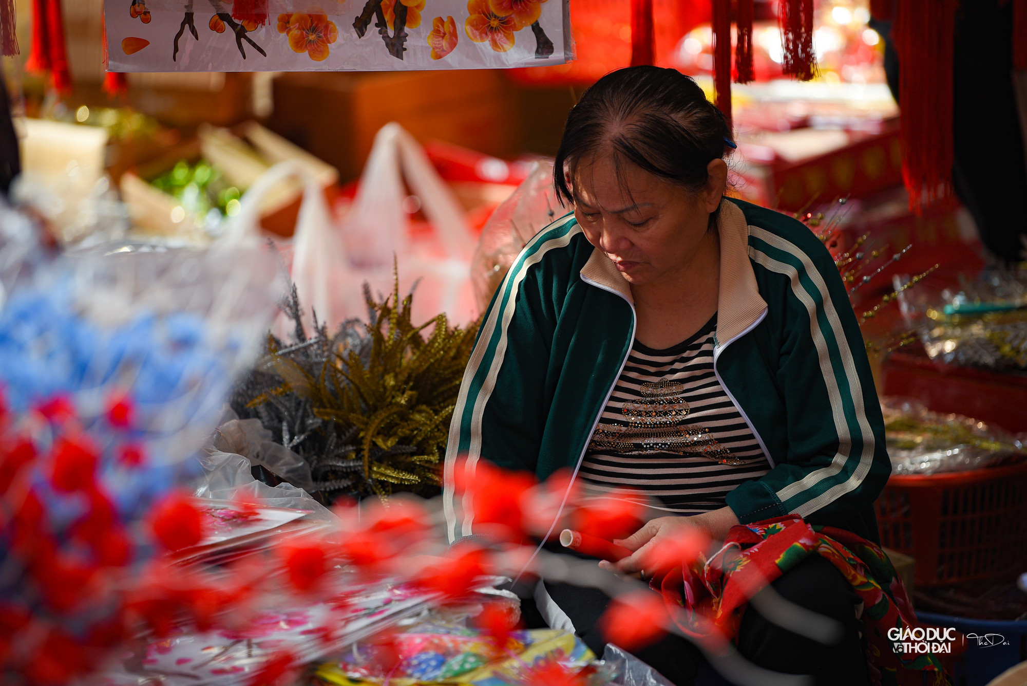 Từ rằm tháng Chạp (15 âm lịch), những người trồng hoa lại tụ về mở chợ hoa Tết trên phố Hàng Lược (Hà Nội). Khu vực tổ chức chợ hoa kết hợp thành một khối với các không gian lân cận, tạo nên một nét văn hóa truyền thống đẹp và ý nghĩa của người dân Hà Thành.