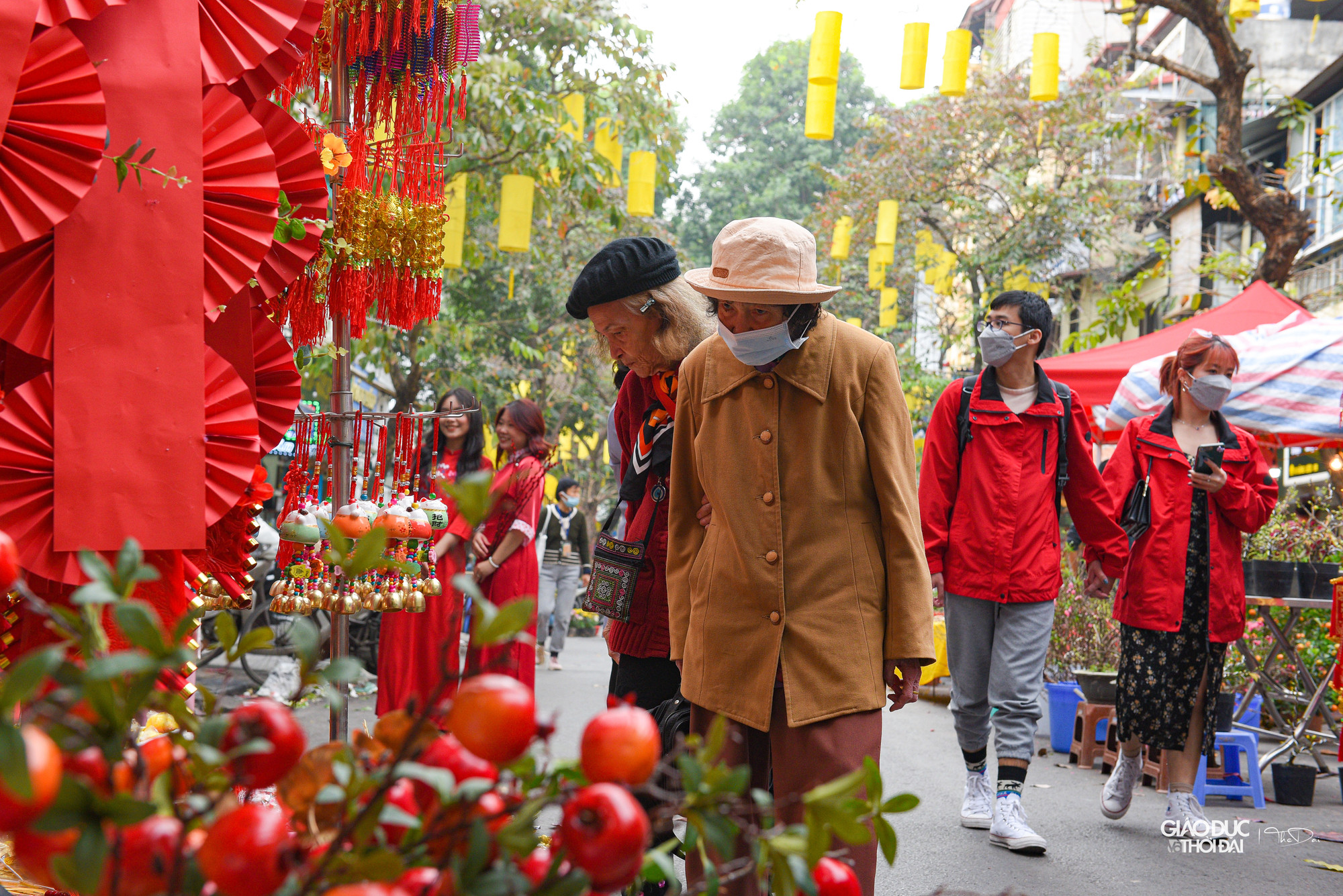 Chợ hoa luôn thu hút người dân Thủ đô tới sắm Tết và dạo phố.