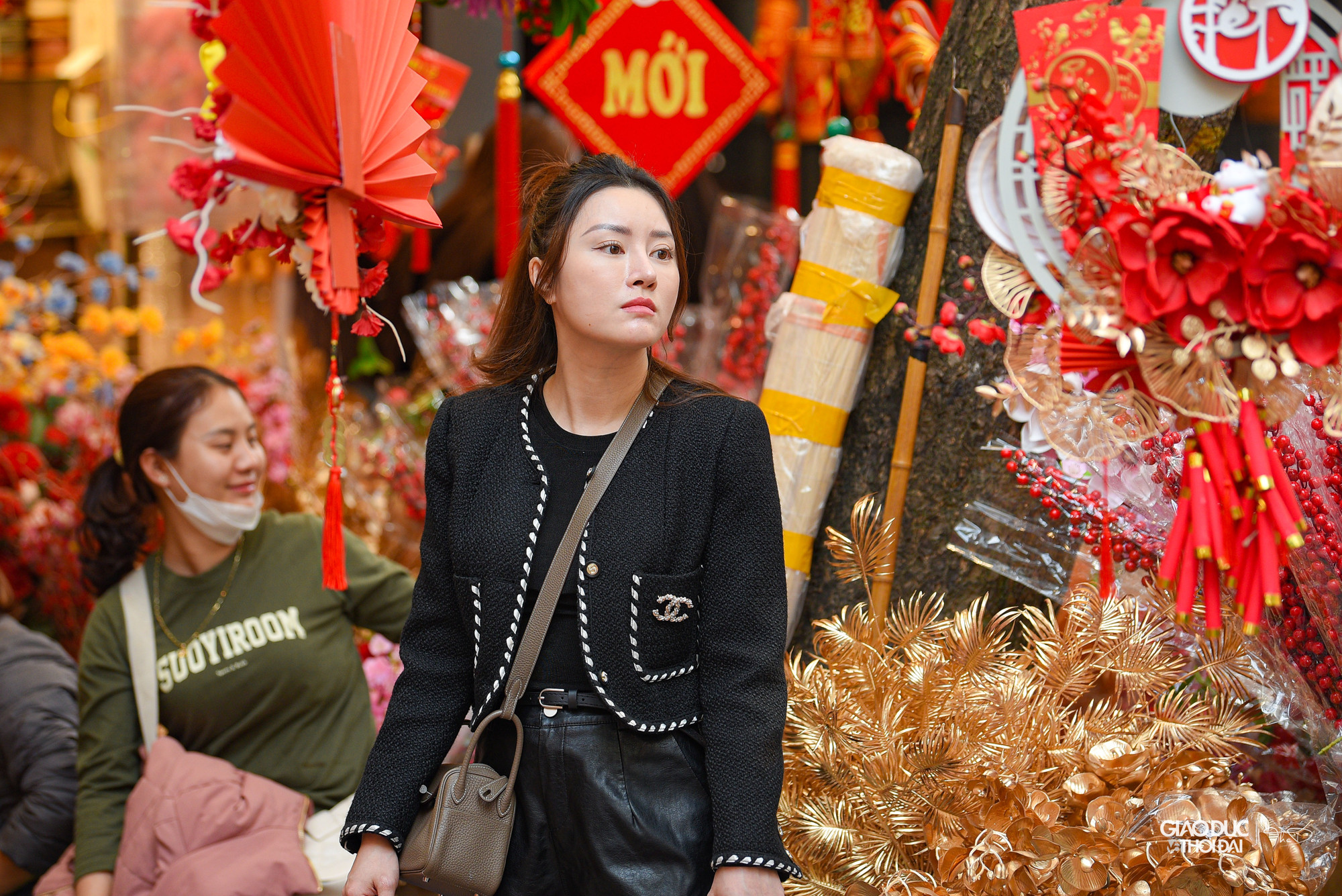 Từ rằm tháng Chạp (15 âm lịch), những người trồng hoa lại tụ về mở chợ hoa Tết trên phố Hàng Lược (Hà Nội). Khu vực tổ chức chợ hoa kết hợp thành một khối với các không gian lân cận, tạo nên một nét văn hóa truyền thống đẹp và ý nghĩa của người dân Hà Thành.