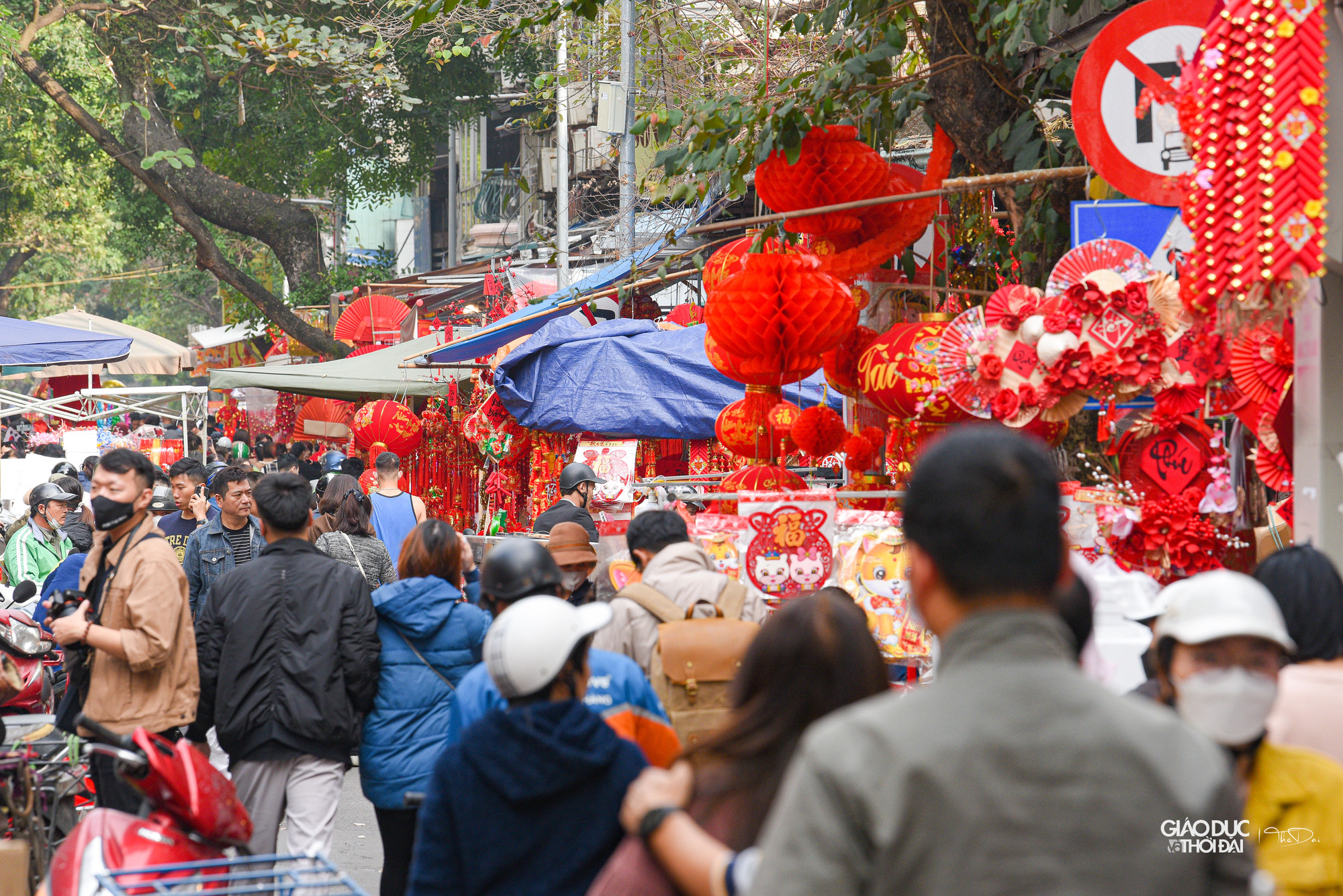 Chợ hoa luôn thu hút đông đảo người dân Thủ đô và du khách nước ngoài du Xuân.