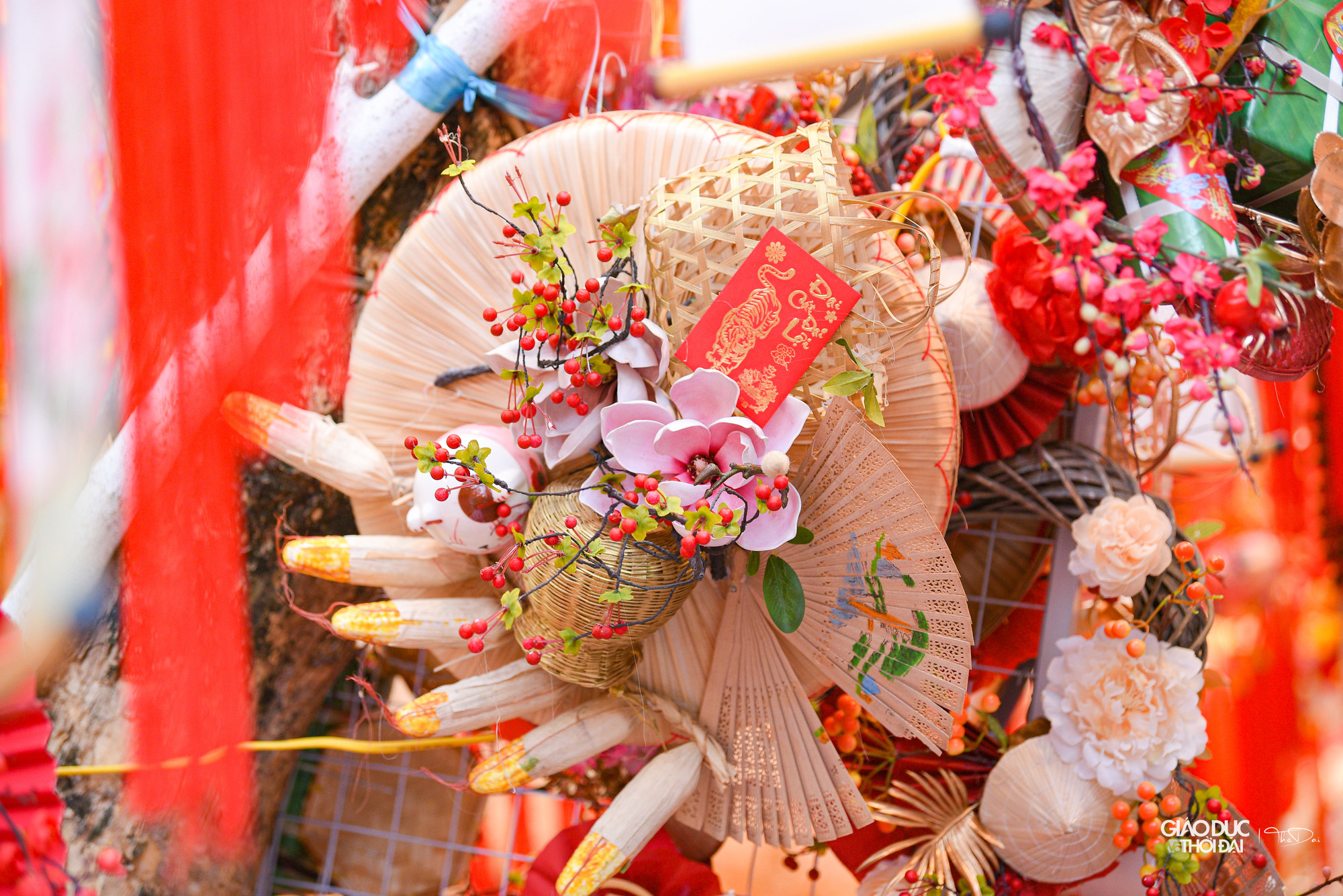 Các đồ vật trang trí đa dạng mẫu mã, màu sắc bắt mắt với người mua.