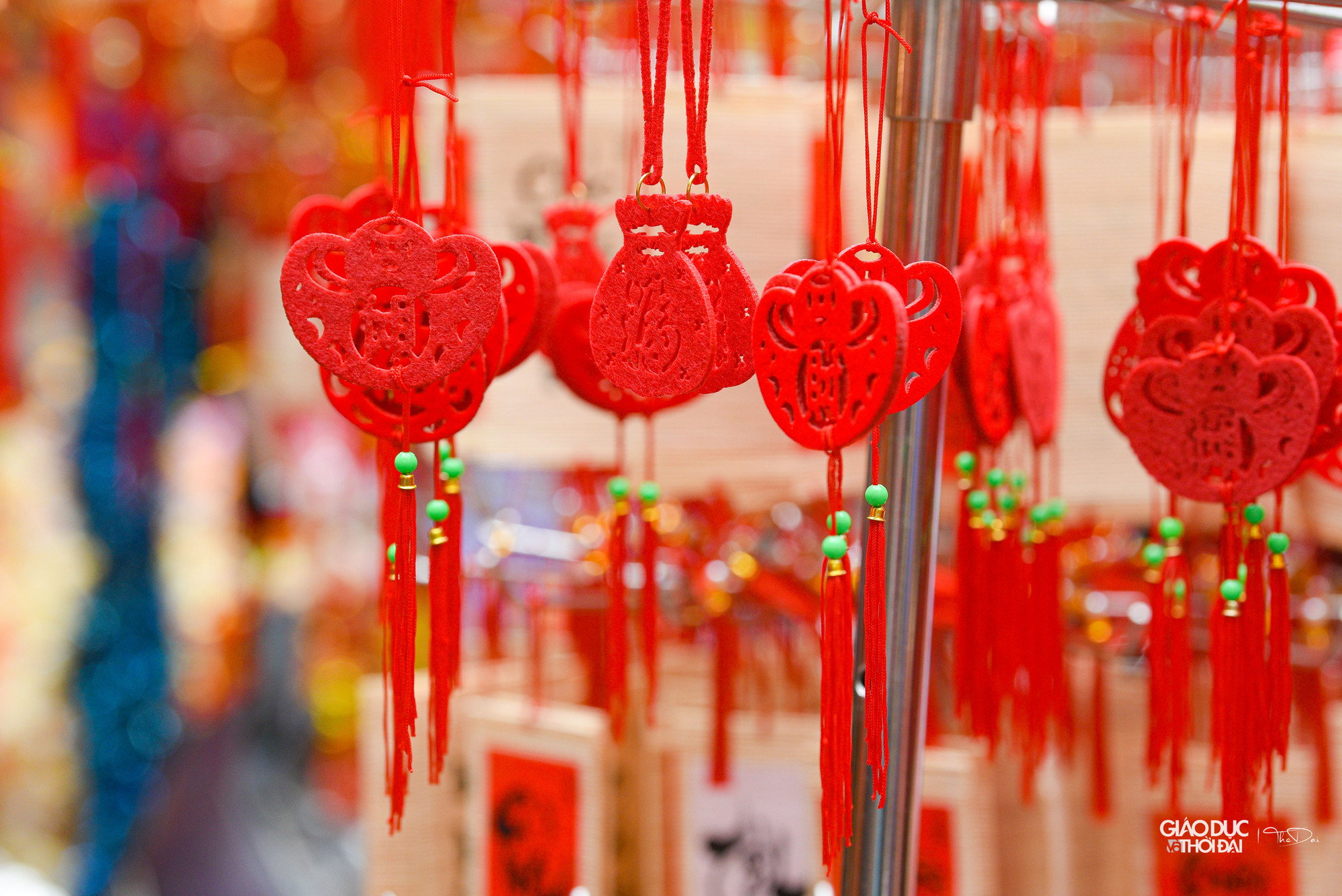 Các đồ vật trang trí đa dạng mẫu mã, màu sắc bắt mắt với người mua.