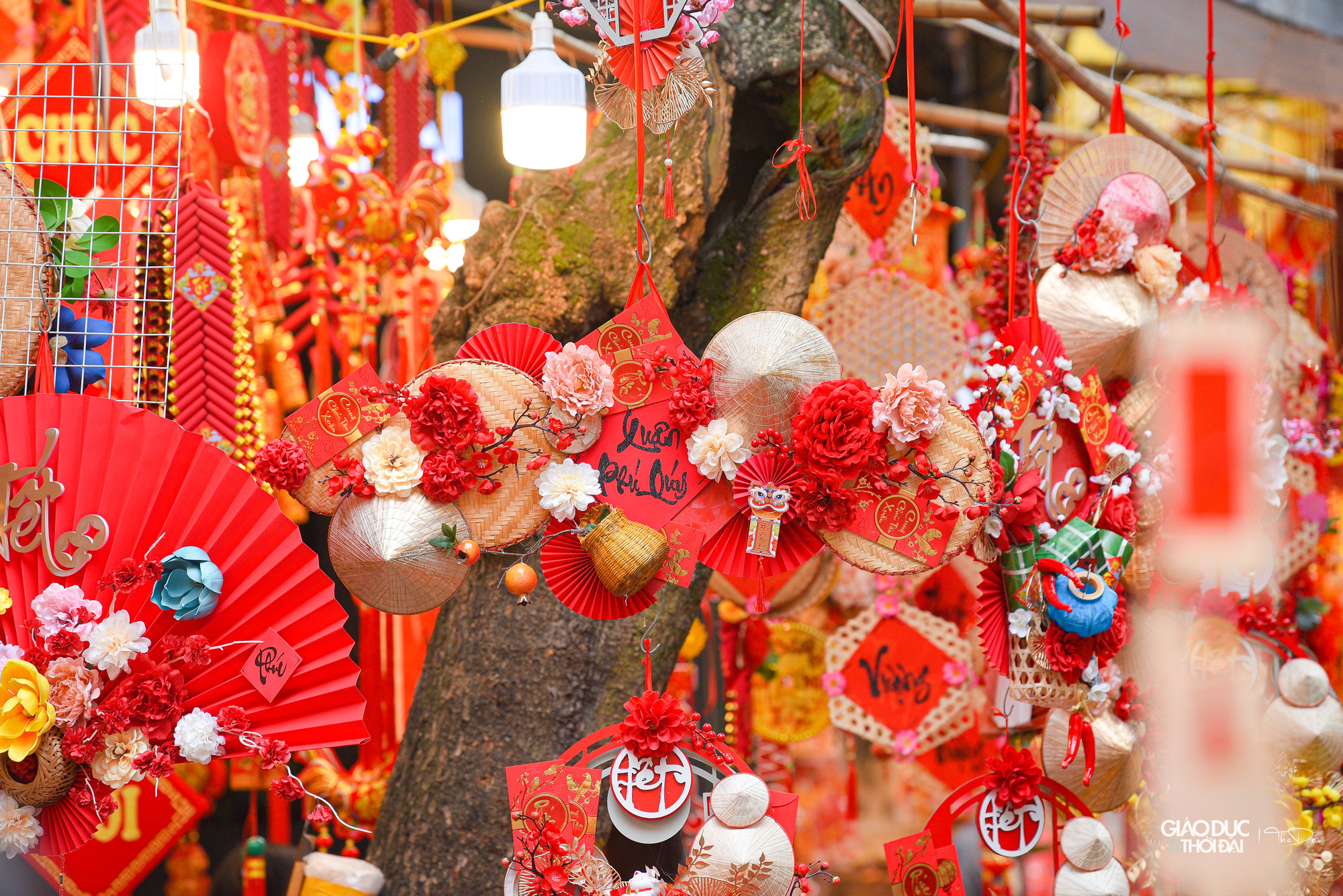 Các đồ vật trang trí đa dạng mẫu mã, màu sắc bắt mắt với người mua.