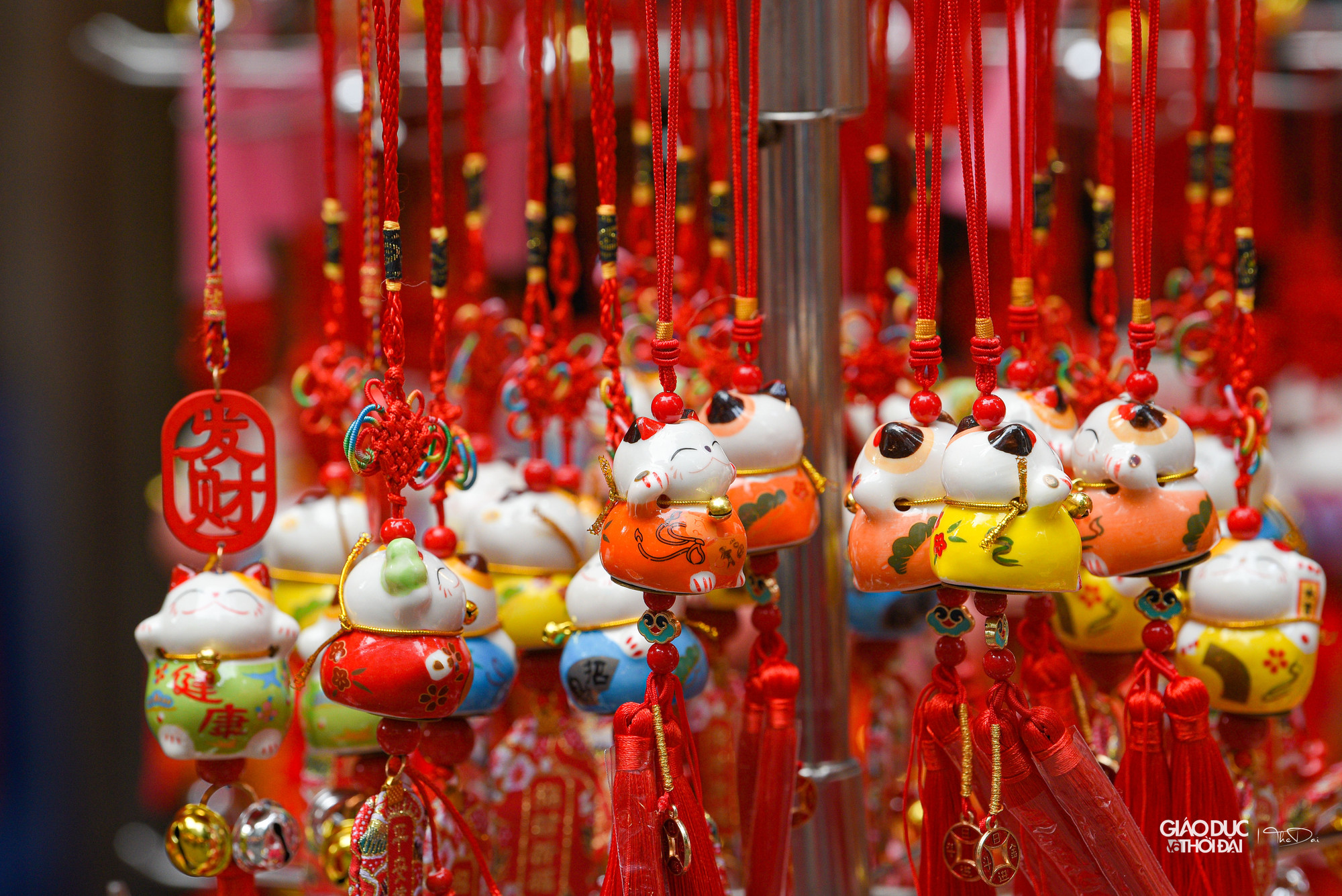 Các đồ vật trang trí đa dạng mẫu mã, màu sắc bắt mắt với người mua.