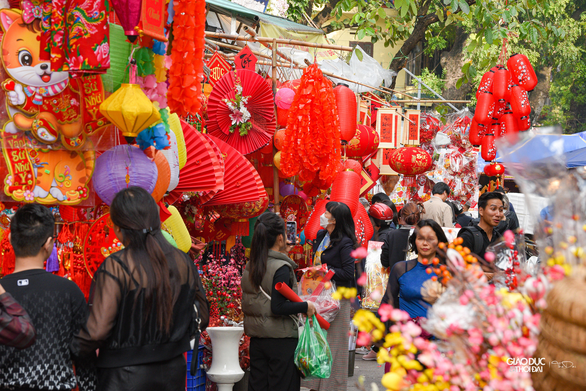 Phố Hàng Mã cũng thu hút người dân tới những quầy hàng rực rỡ sắc màu các đồ trang trí, phong bao lì xì.