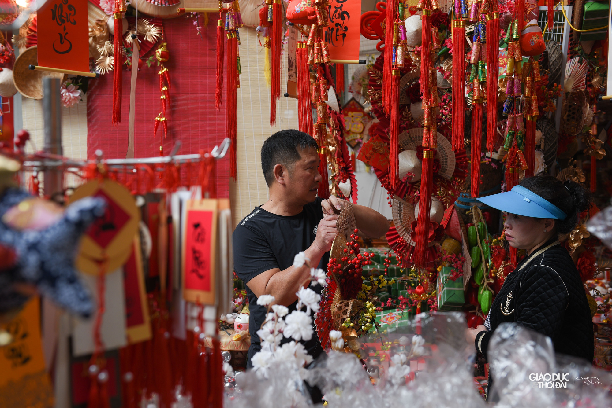 Từ rằm tháng Chạp (15 âm lịch), những người trồng hoa lại tụ về mở chợ hoa Tết trên phố Hàng Lược (Hà Nội). Khu vực tổ chức chợ hoa kết hợp thành một khối với các không gian lân cận, tạo nên một nét văn hóa truyền thống đẹp và ý nghĩa của người dân Hà Thành.