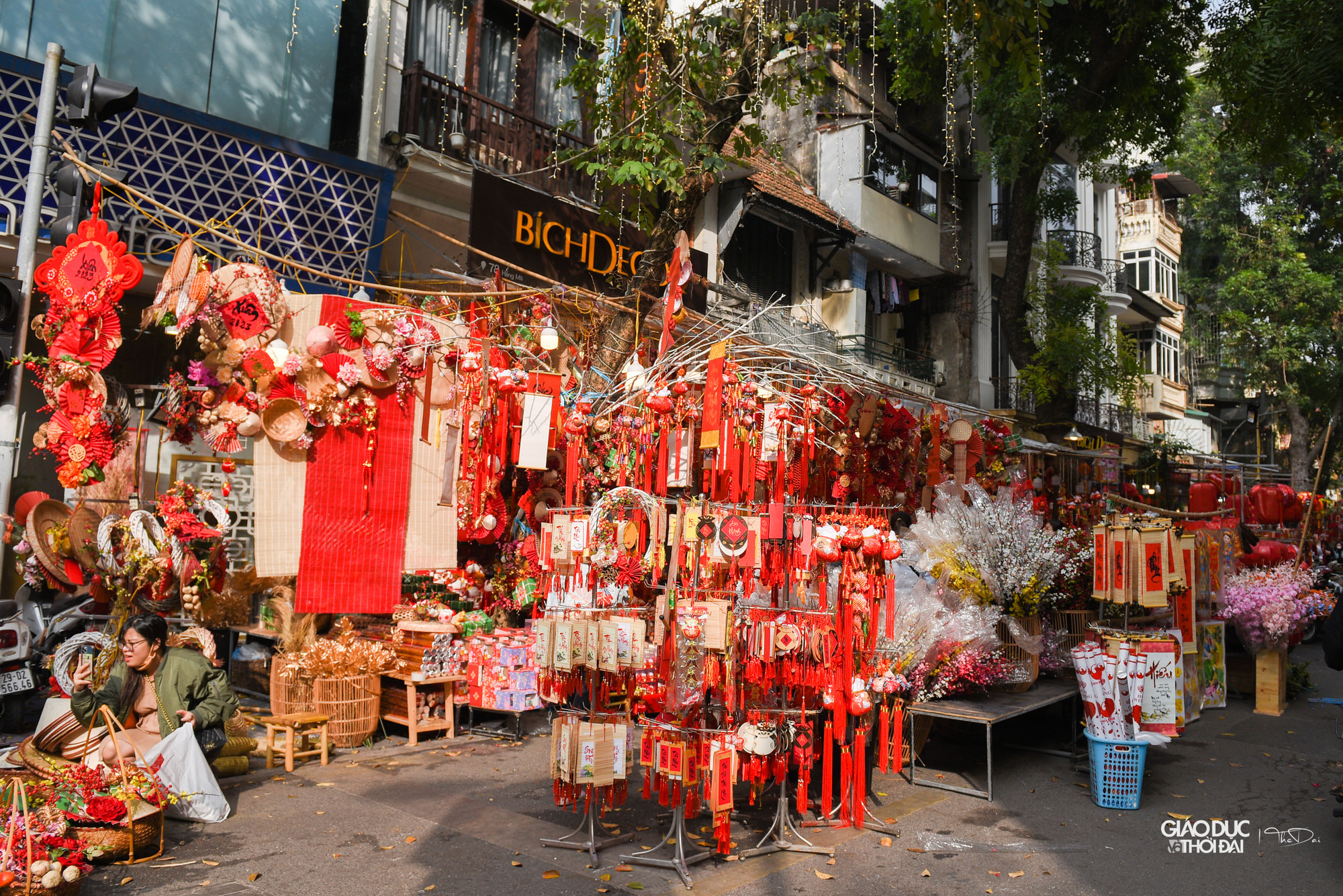 Đông đảo người dân tới Chợ hoa Xuân Hàng Lược mua sắm đồ trang trí Tết và tận hưởng không khí Xuân đang về.