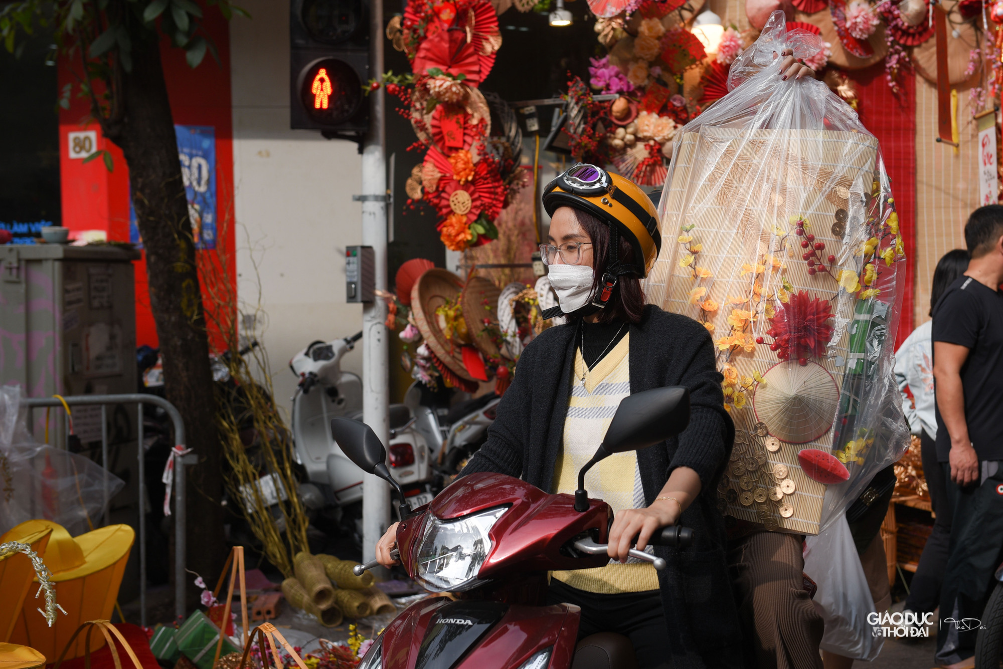 Từ rằm tháng Chạp (15 âm lịch), những người trồng hoa lại tụ về mở chợ hoa Tết trên phố Hàng Lược (Hà Nội). Khu vực tổ chức chợ hoa kết hợp thành một khối với các không gian lân cận, tạo nên một nét văn hóa truyền thống đẹp và ý nghĩa của người dân Hà Thành.