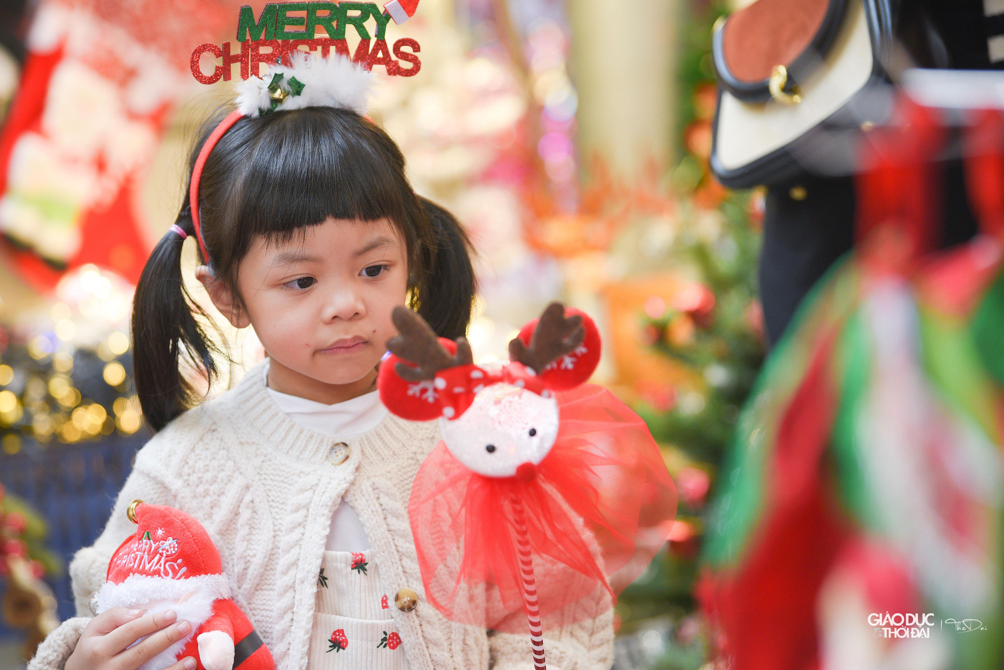 Nhiều bạn nhỏ được gia đình đưa đi mua sắm, chọn đồ trang trí Noel.