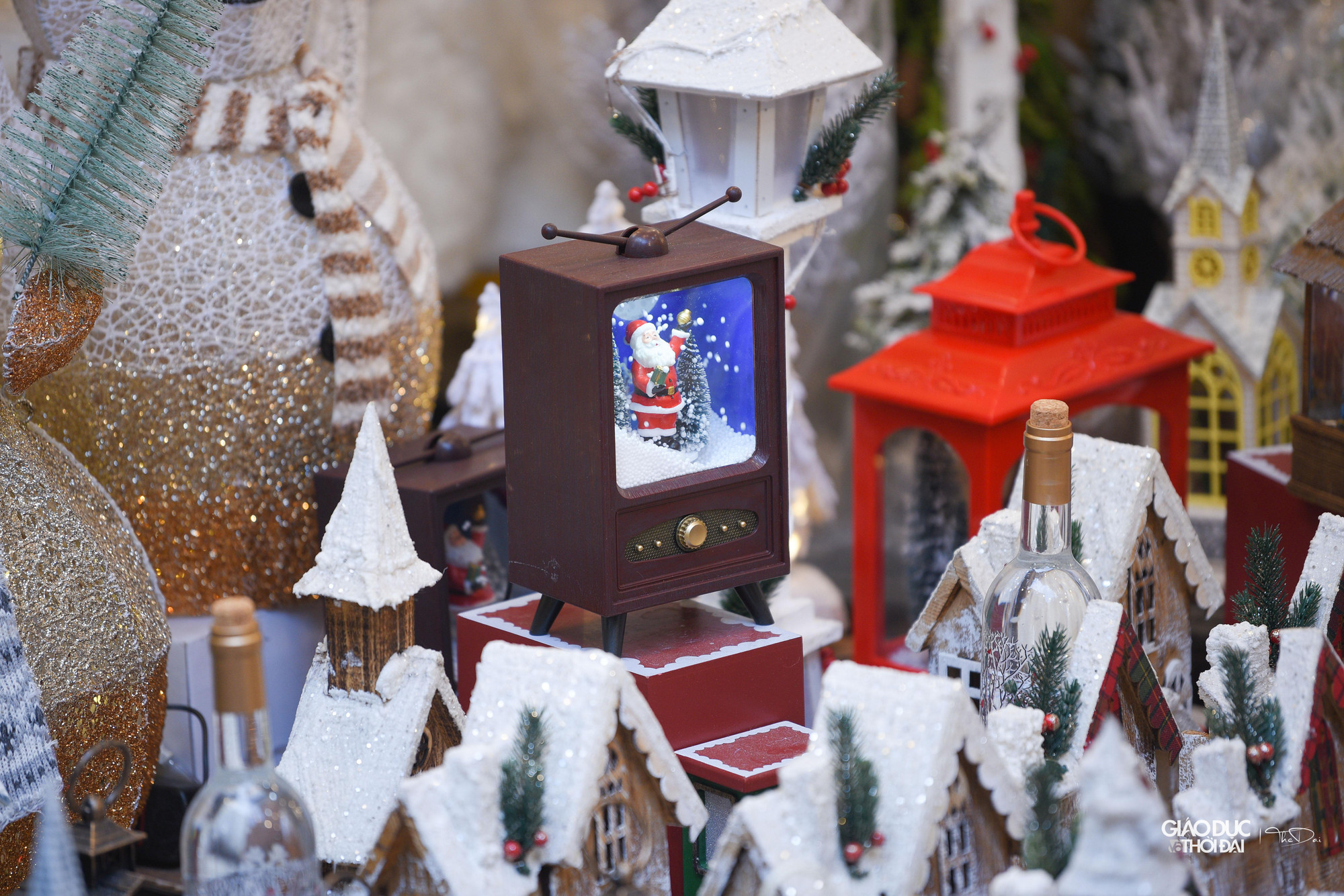 Nhiều cây thông lớn được trang trí đèn sắc màu, có những cây thông siêu to khổng lồ vô cùng độc đáo, đồ trang trí nhỏ xinh được bày bán tại mỗi cửa hàng.