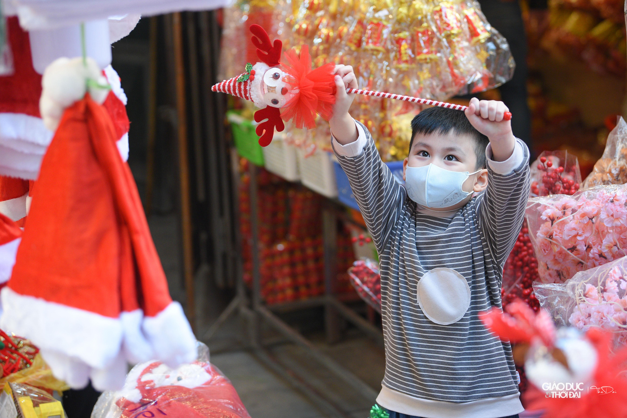 Nhiều bạn nhỏ được gia đình đưa đi mua sắm, chọn đồ trang trí Noel.