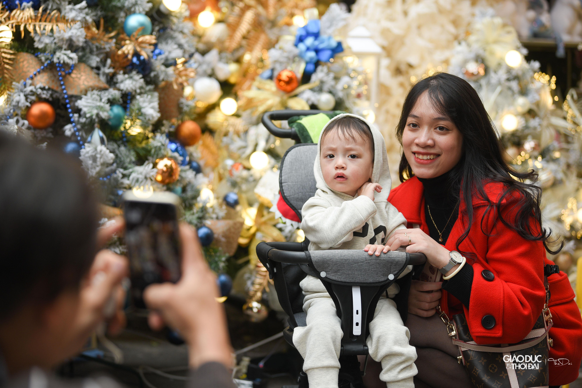 Thích thú tạo dáng để chụp ảnh kỷ niệm trước thềm Giáng sinh.