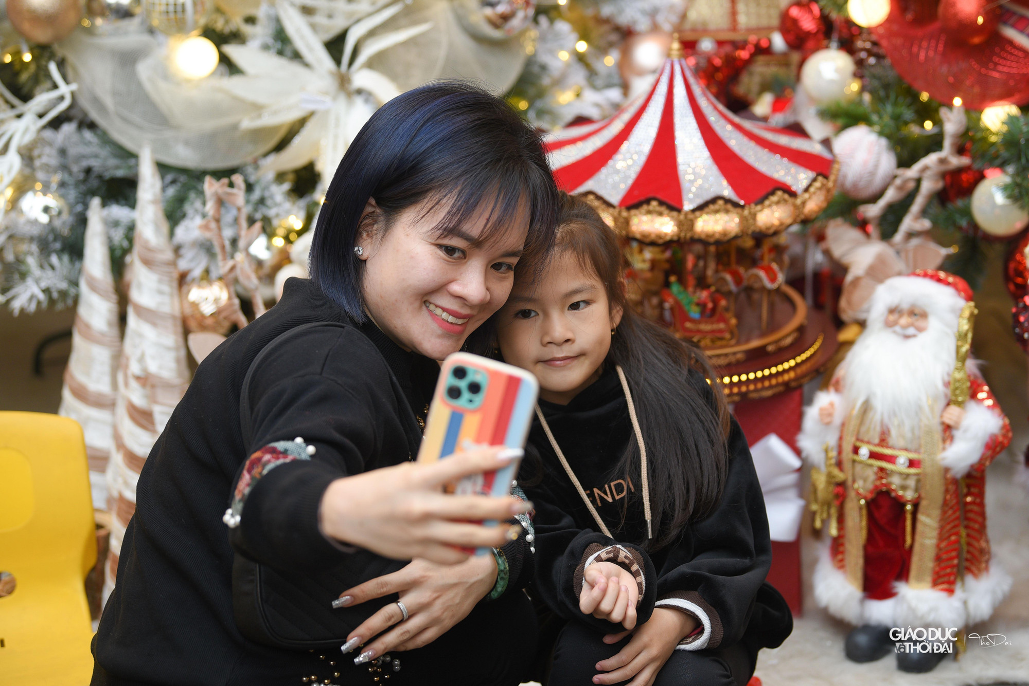 Thích thú tạo dáng để chụp ảnh kỷ niệm trước thềm Giáng sinh.