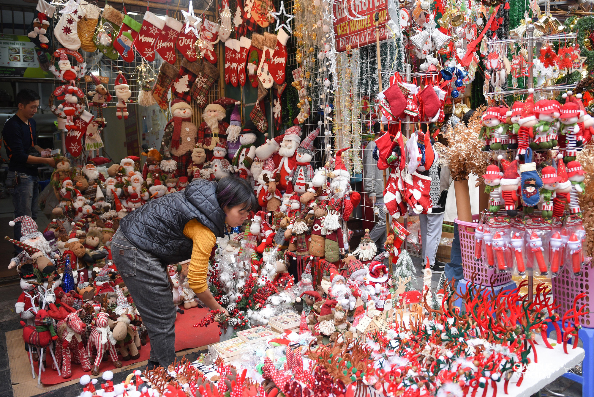 Để thu hút sự chú ý của khách hàng, những món đồ đẹp và độc đáo đều được chủ các cửa hàng trưng ra mặt tiền hoặc treo ở vị trí dễ nhìn nhất.