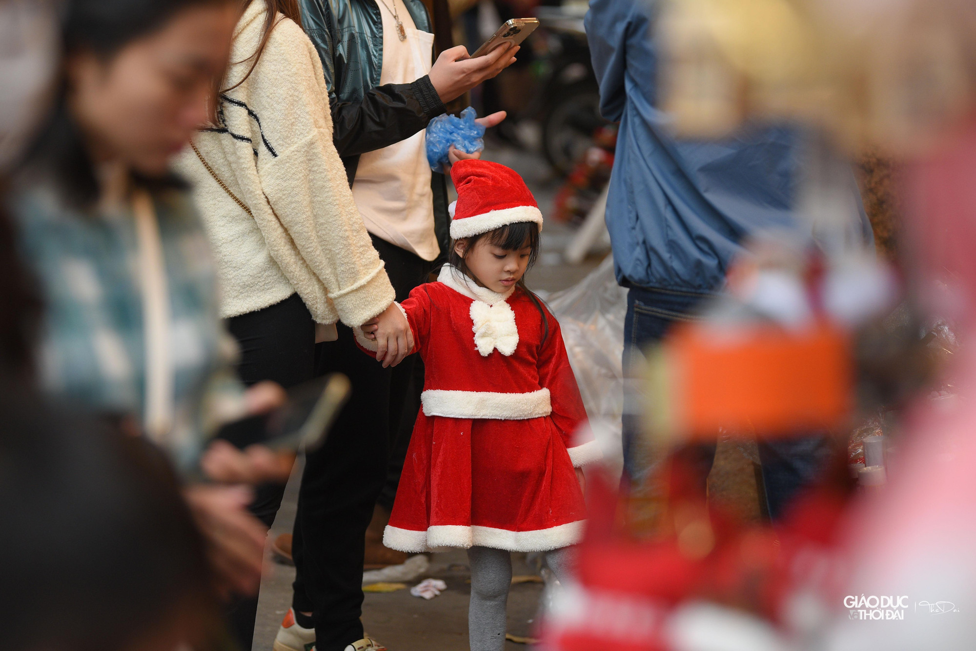 Các bạn nhỏ được gia đình mua cho bộ đồ ông già Noel.