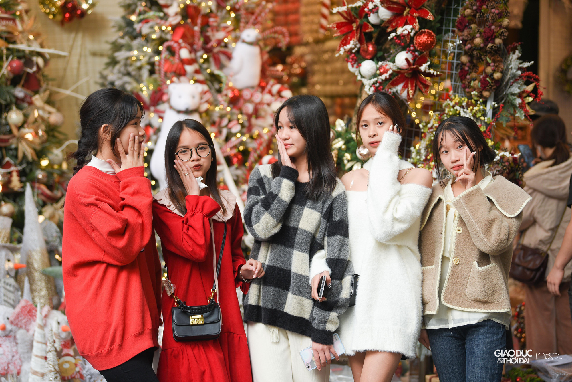 Dịp cuối tuần, lượng lớn người đổ về phố hàng Mã mua sắm đồ trang trí Noel và chụp ảnh.