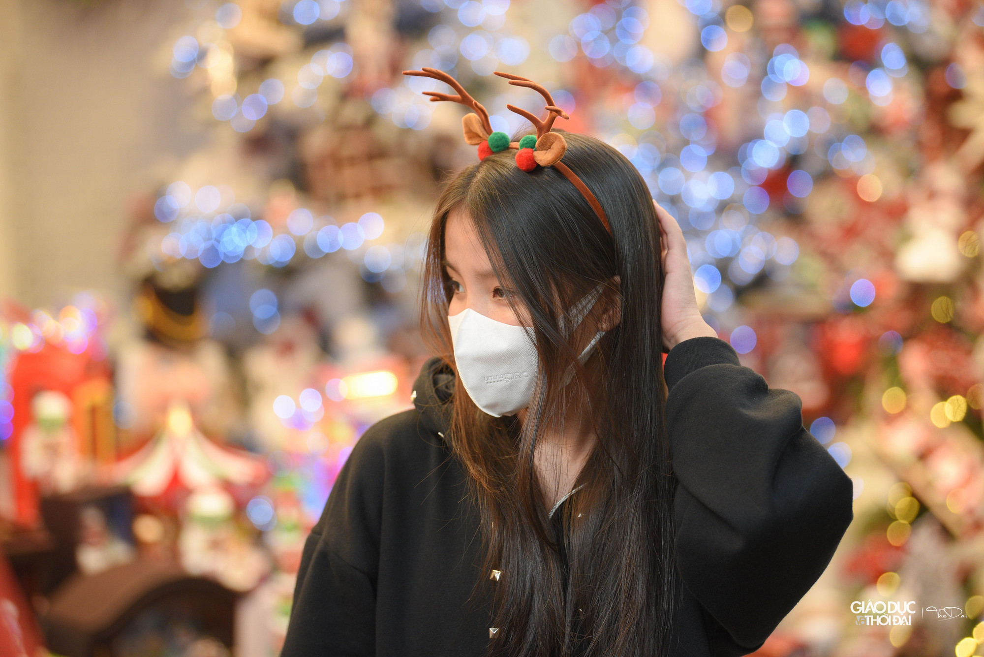 Trước Giáng sinh cũng là thời điểm phố Hàng Mã thu hút nhiều bạn trẻ tới chụp ảnh.