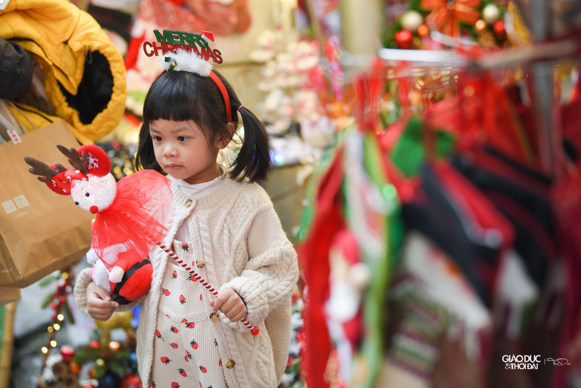 Nhiều bạn nhỏ được gia đình đưa đi mua sắm, chọn đồ trang trí Noel.