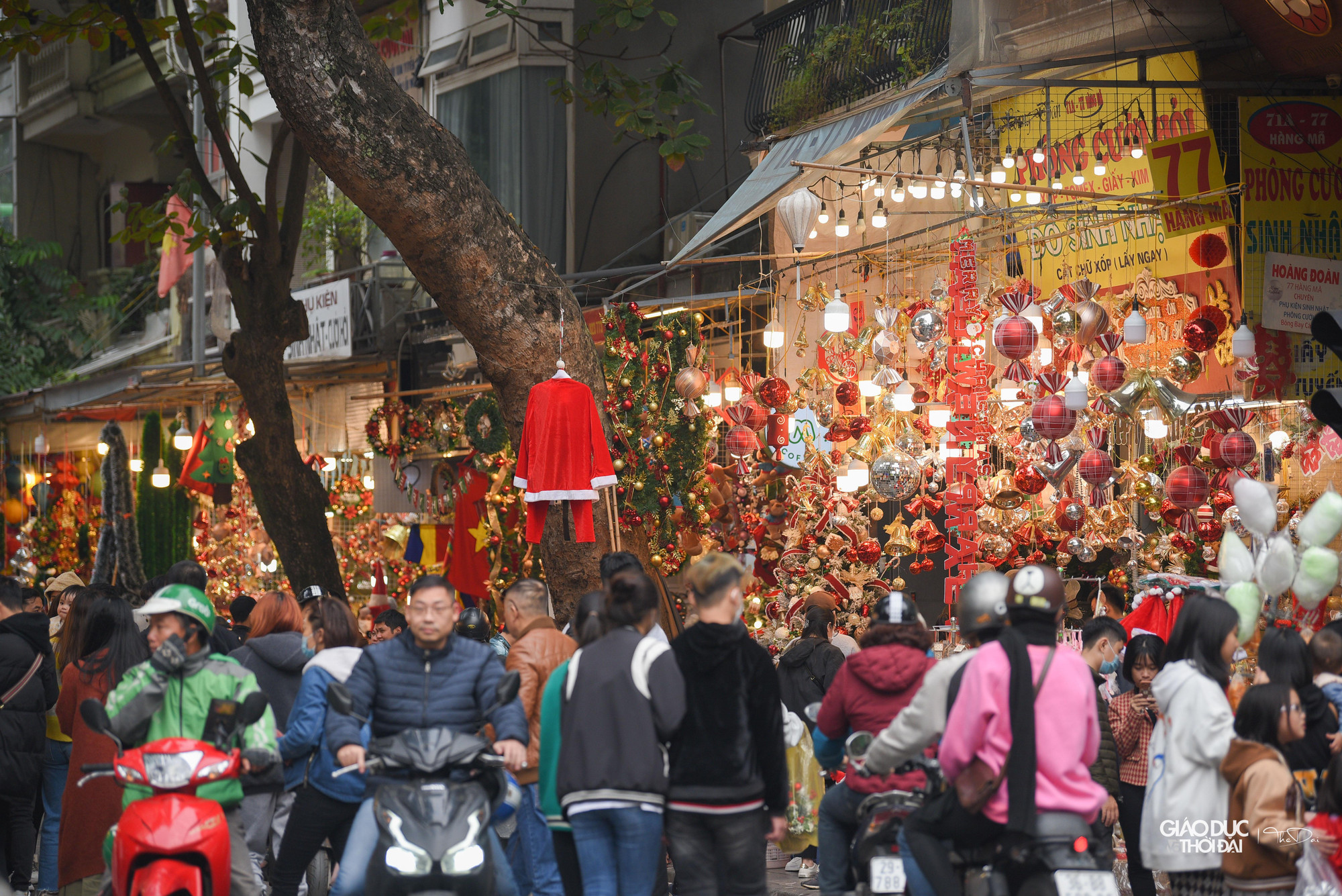 Những ngày này, phố hàng Mã trang hoàng lộng lẫy chuẩn bị đón ngày lễ Giáng sinh.