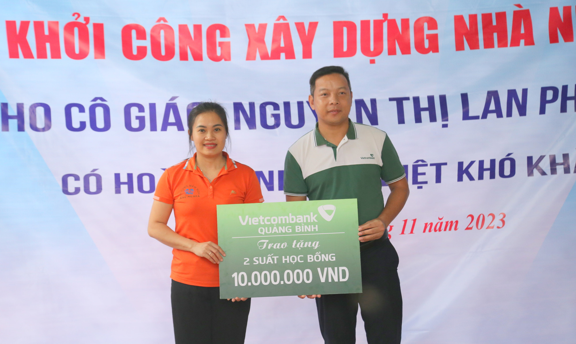 Ông Võ Khắc Ngọc - Bí thư Đoàn cơ sở Ngân hàng Vietcombank Quảng Bình trao số tiền 10 triệu đồng hỗ trợ cho cô Phương. Ông Võ Khắc Ngọc - Bí thư Đoàn cơ sở Ngân hàng Vietcombank Quảng Bình trao số tiền 10 triệu đồng hỗ trợ cho cô Phương.
