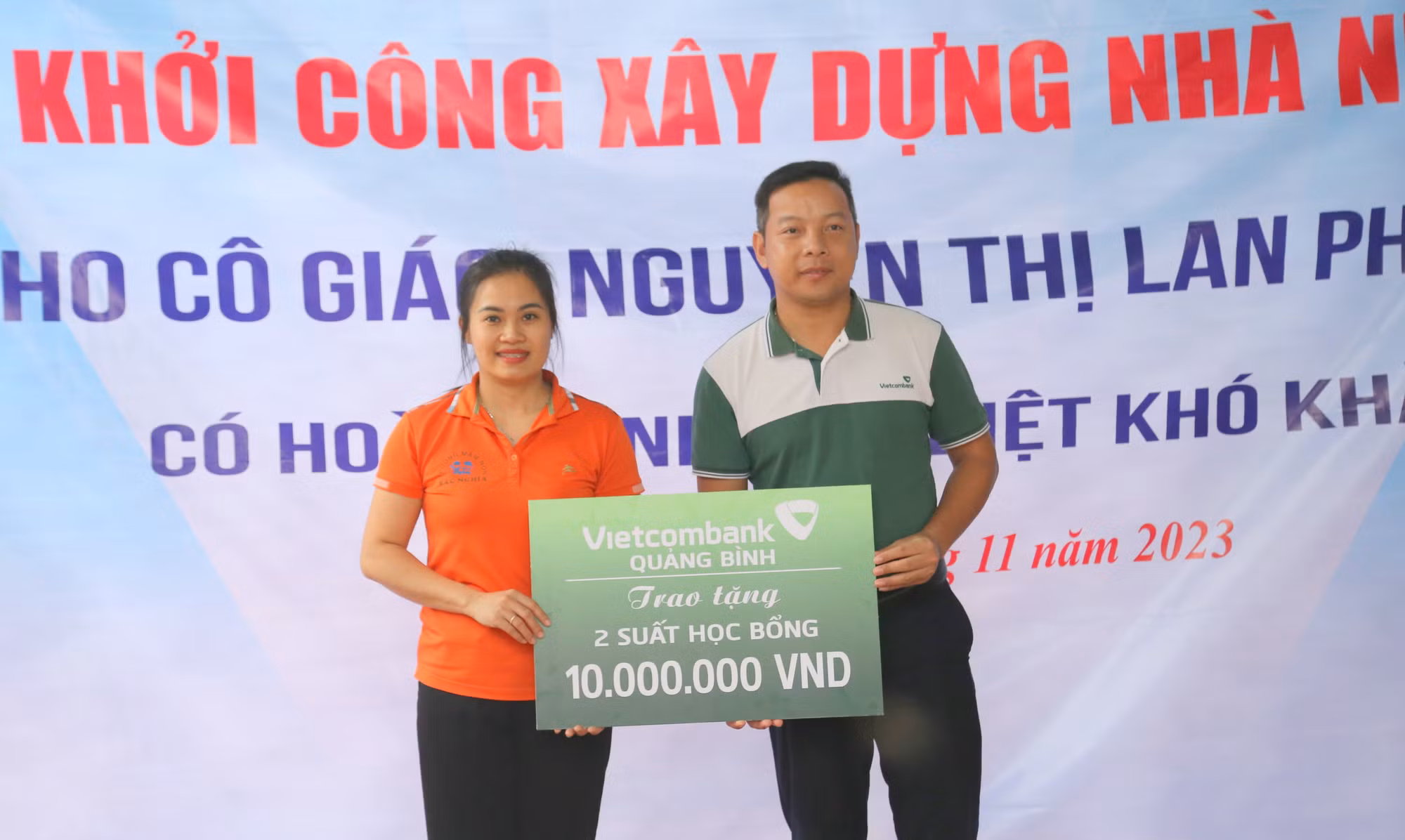 Ông Võ Khắc Ngọc - Bí thư Đoàn cơ sở Ngân hàng Vietcombank Quảng Bình trao số tiền 10 triệu đồng hỗ trợ cho cô Phương.