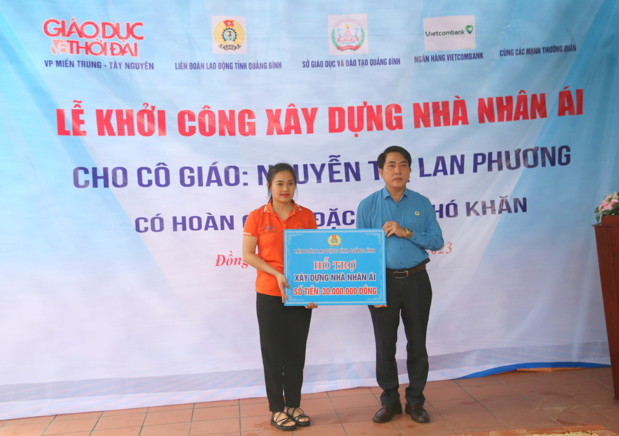 Tại chương trình, ông Phan Thanh Lân, Phó Chủ tịch Liên đoàn Lao động tỉnh Quảng Bình, thay mặt Thường trực Liên đoàn Lao động tỉnh trao số tiền 30 triệu đồng hỗ trợ xây dựng nhà tặng cô Phương. Tại chương trình, ông Phan Thanh Lân, Phó Chủ tịch Liên đoàn Lao động tỉnh Quảng Bình, thay mặt Thường trực Liên đoàn Lao động tỉnh trao số tiền 30 triệu đồng hỗ trợ xây dựng nhà tặng cô Phương.