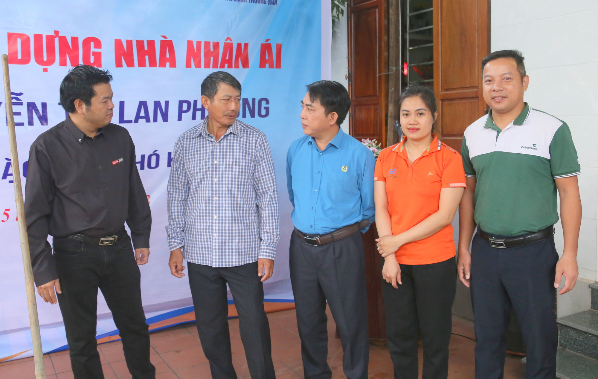 Cô Phương vui mừng trong ngày khởi công Nhà nhân ái. Cô Phương vui mừng trong ngày khởi công Nhà nhân ái.