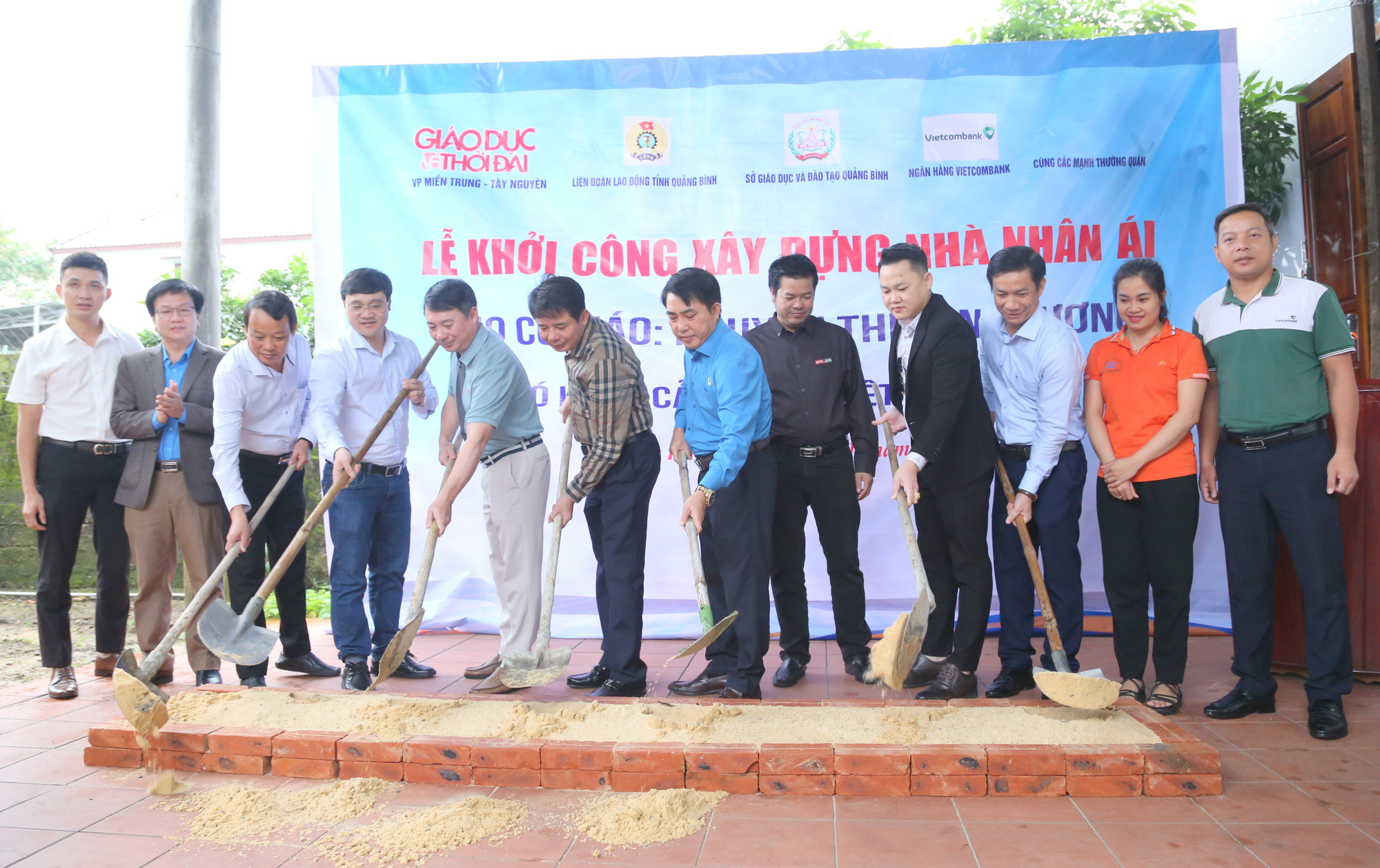 Đây là căn nhà nhân ái thứ 50 do Văn phòng Báo GD&TĐ khu vực miền Trung -Tây Nguyên triển khai xây dựng. Đây là căn nhà nhân ái thứ 50 do Văn phòng Báo GD&TĐ khu vực miền Trung -Tây Nguyên triển khai xây dựng.