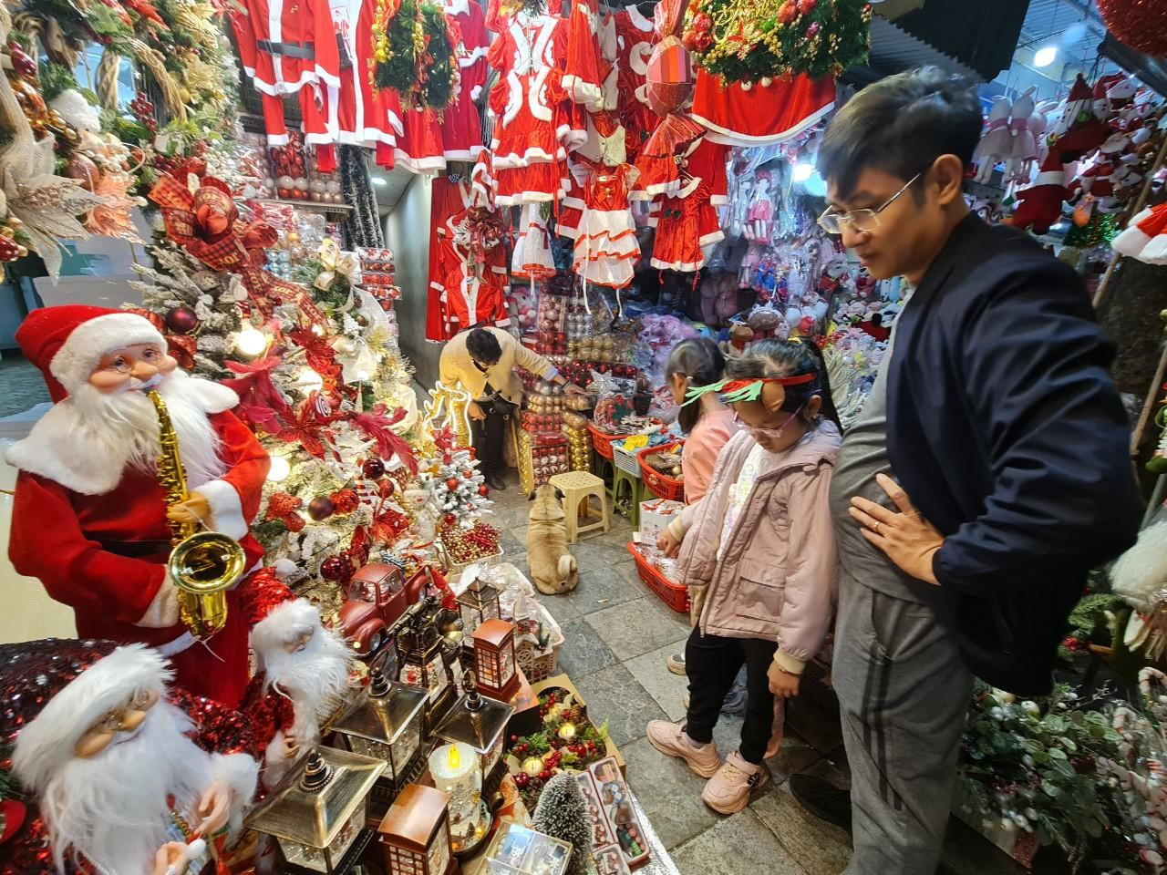 Ông già Noel, tuần lộc, người tuyết… là những món đồ được ưa chuộng trong mùa Giáng sinh.
