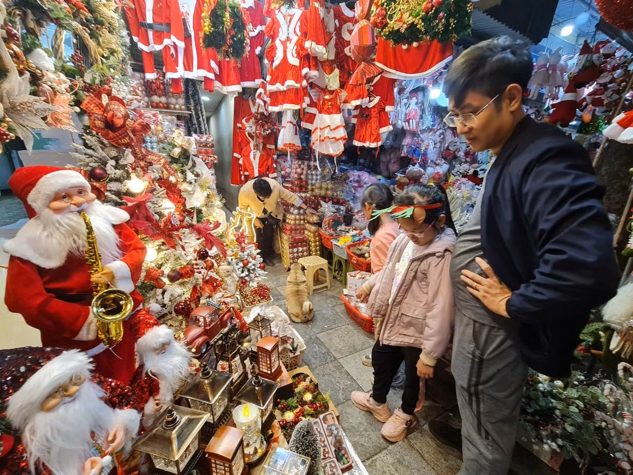 Ông già Noel, tuần lộc, người tuyết… là những món đồ được ưa chuộng trong mùa Giáng sinh.