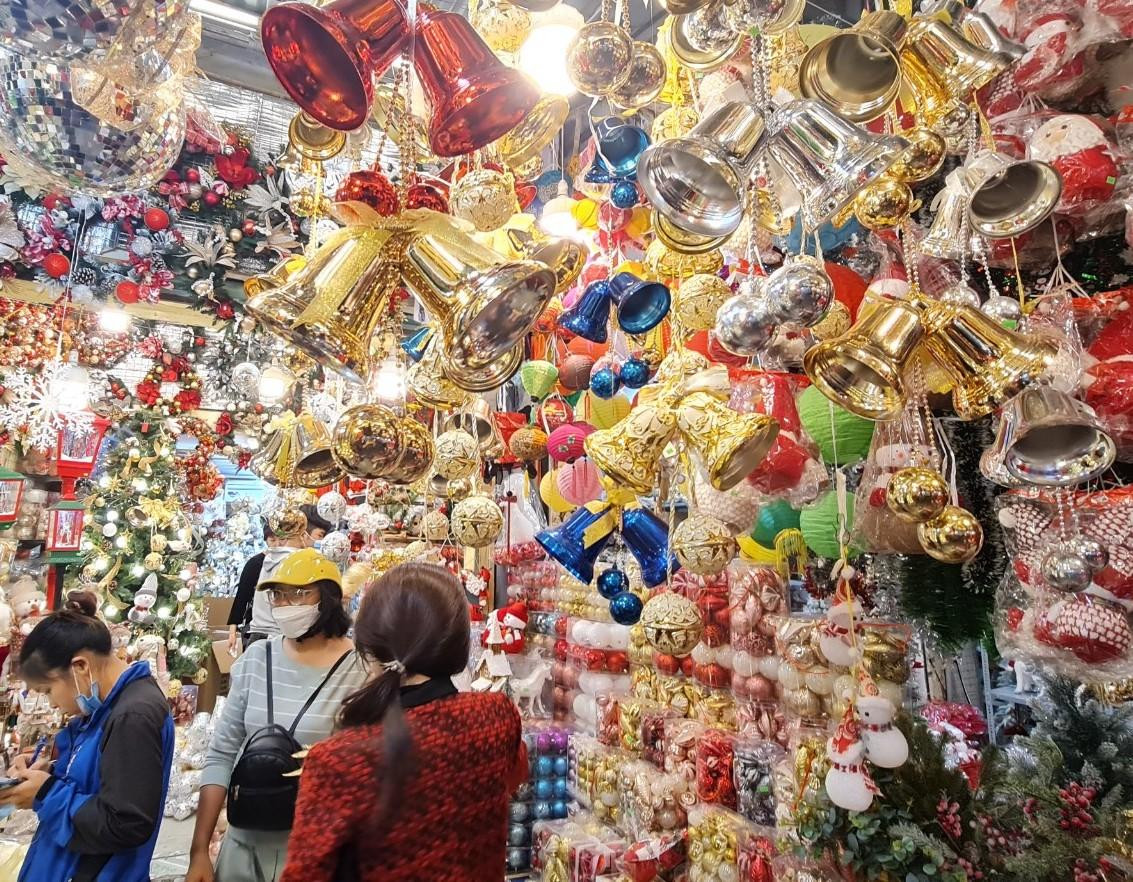 Giá các mặt hàng đồ trang trí như cây thông Noel có giá từ 500.000 đồng - 5 triệu đồng/cây; Quả chuông, bông tuyết có giá từ 80.000 đồng - 300.000 đồng tùy thuộc vào chất liệu, kích thước…