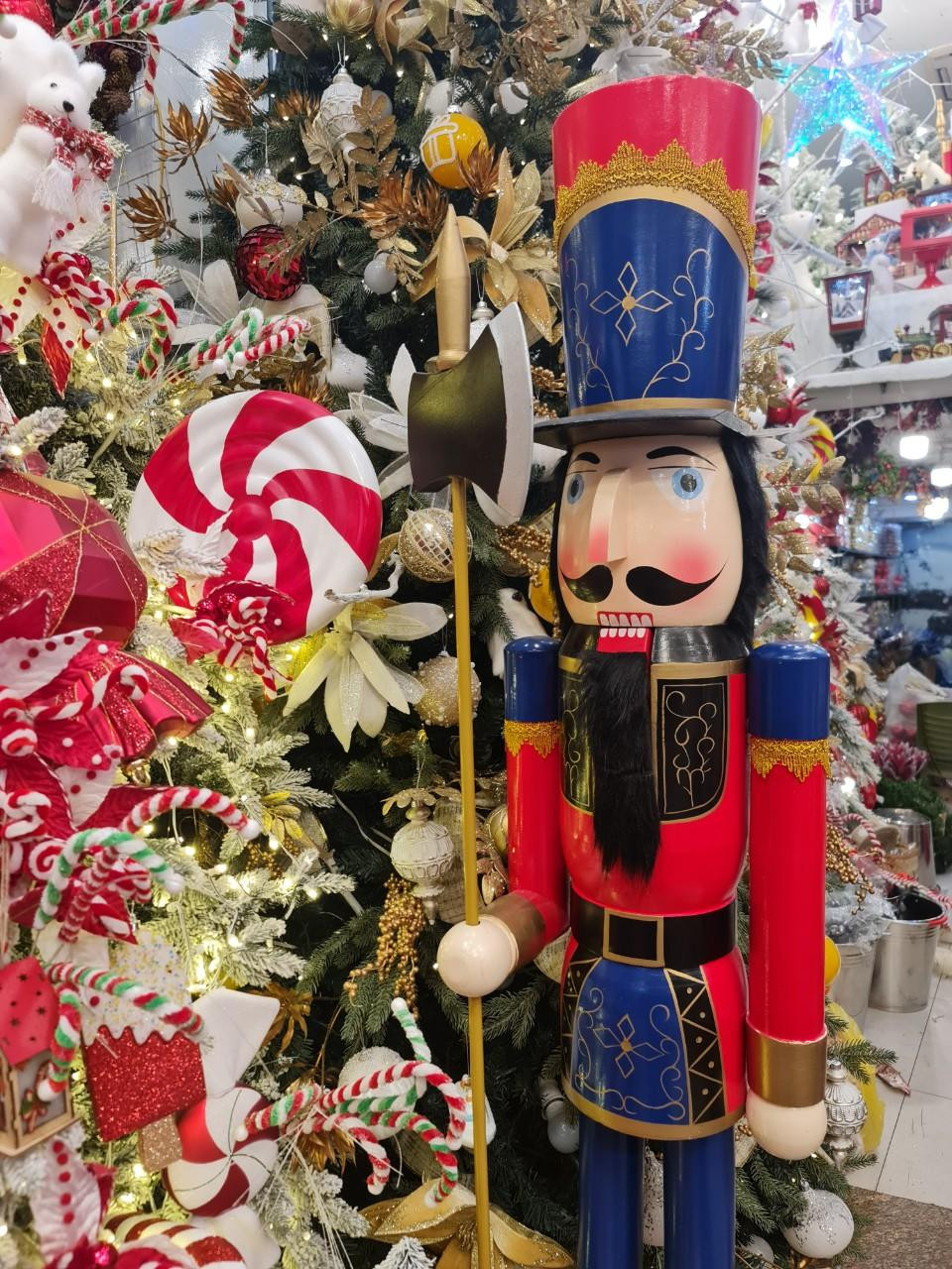 Thị trường đồ trang trí Giáng sinh năm nay có khá nhiều sản phẩm mới, Tượng chú lính chì dũng cảm phỏng theo truyện cổ tích của Andersen (Đan Mạch) là món đồ trang trí hút khách bởi sự mới lạ, độc đáo.