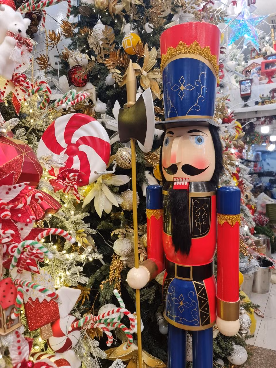 Thị trường đồ trang trí Giáng sinh năm nay có khá nhiều sản phẩm mới, Tượng chú lính chì dũng cảm phỏng theo truyện cổ tích của Andersen (Đan Mạch) là món đồ trang trí hút khách bởi sự mới lạ, độc đáo.