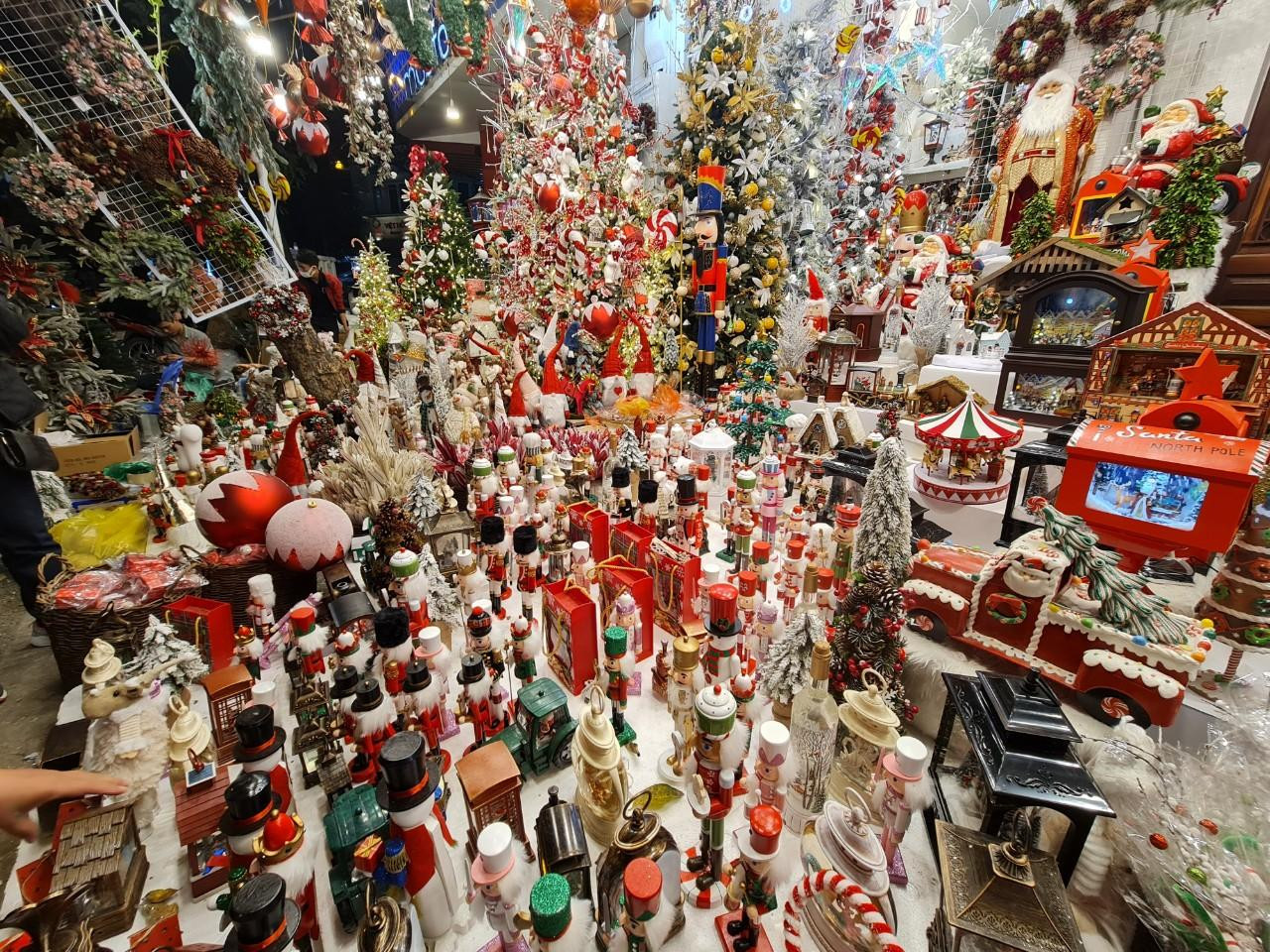 Các món đồ chơi nhỏ để trang trí với chất liệu từ gỗ, vải... thu hút người tiêu dùng.