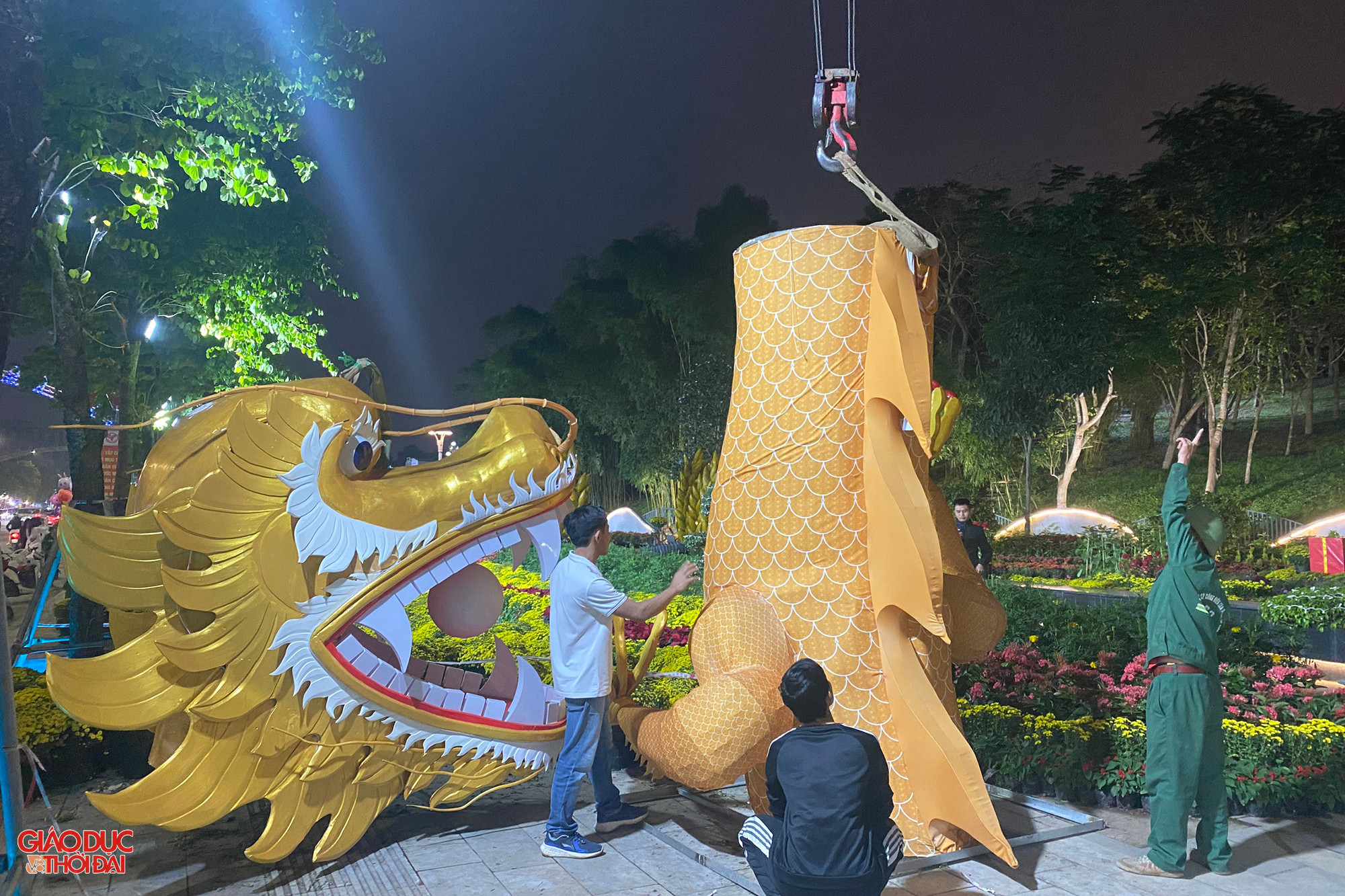 Từ đêm 4/2 đến rạng sáng nay, các bộ phận đầu, thân, đuôi linh vật rồng được chuyển tới và lắp ghép nhờ sự hỗ trợ của máy cẩu. (Ảnh: Phạm Tâm) Từ đêm 4/2 đến rạng sáng nay, các bộ phận đầu, thân, đuôi linh vật rồng được chuyển tới và lắp ghép nhờ sự hỗ trợ của máy cẩu. (Ảnh: Phạm Tâm)