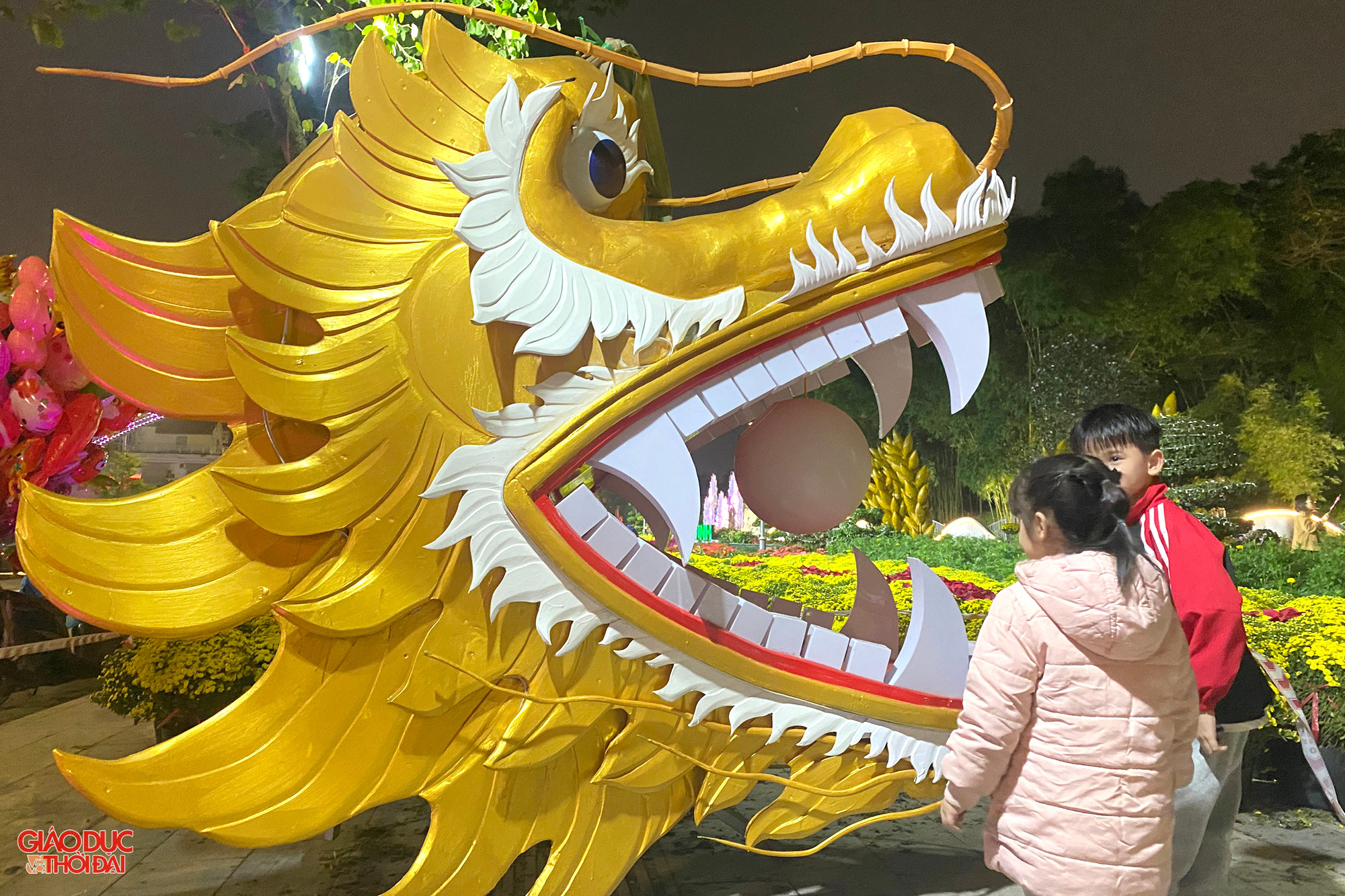 Theo ông Bảo, linh vật rồng có chiều dài 30m, cao khoảng 5m và nặng hơn 2 tấn được các công nhân chế tạo hoàn thiện trong vòng 15 ngày. (Ảnh: Phạm Tâm) Theo ông Bảo, linh vật rồng có chiều dài 30m, cao khoảng 5m và nặng hơn 2 tấn được các công nhân chế tạo hoàn thiện trong vòng 15 ngày. (Ảnh: Phạm Tâm)