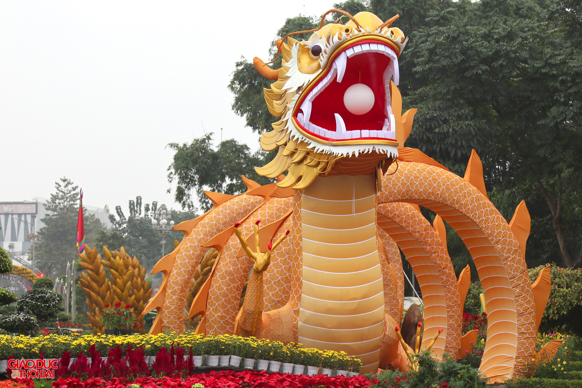 Cấu tạo linh vật được làm bằng khung sắt, bên ngoài bọc vải, bên trong lắp đặt hệ thống đèn led có thể phát sáng trong đêm. (Ảnh: Phạm Tâm) Cấu tạo linh vật được làm bằng khung sắt, bên ngoài bọc vải, bên trong lắp đặt hệ thống đèn led có thể phát sáng trong đêm. (Ảnh: Phạm Tâm)