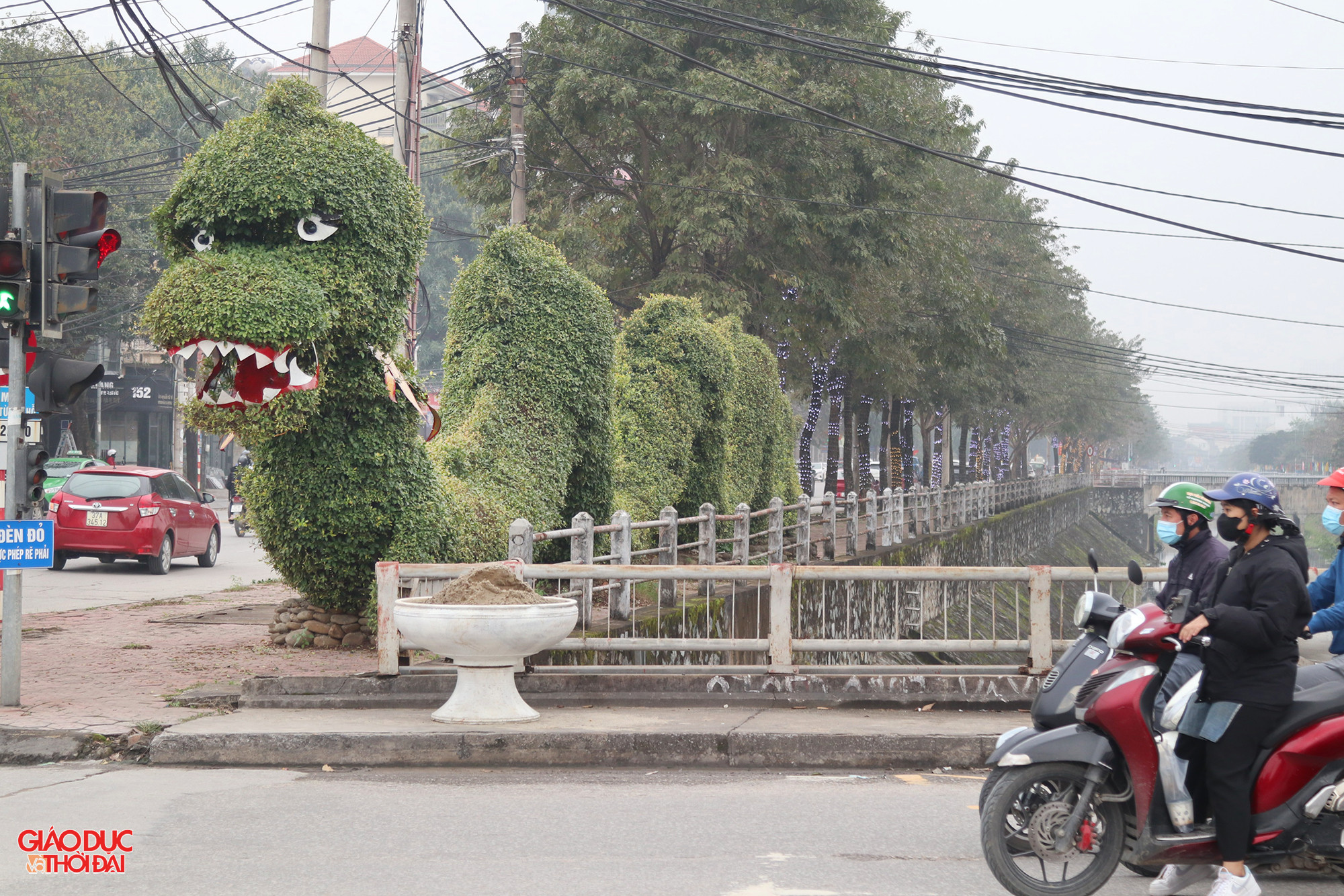 Trước đó, hình tượng 2 con rồng bằng cây cảnh ở TP Vinh bị nhiều người đánh giá không có tính thẩm mỹ. Tuy nhiên, 2 con rồng này đã tồn tại từ hơn 10 năm trước, được đơn vị quản lý cắt tỉa lại để đón Tết. (Ảnh: Phạm Tâm) Trước đó, hình tượng 2 con rồng bằng cây cảnh ở TP Vinh bị nhiều người đánh giá không có tính thẩm mỹ. Tuy nhiên, 2 con rồng này đã tồn tại từ hơn 10 năm trước, được đơn vị quản lý cắt tỉa lại để đón Tết. (Ảnh: Phạm Tâm)
