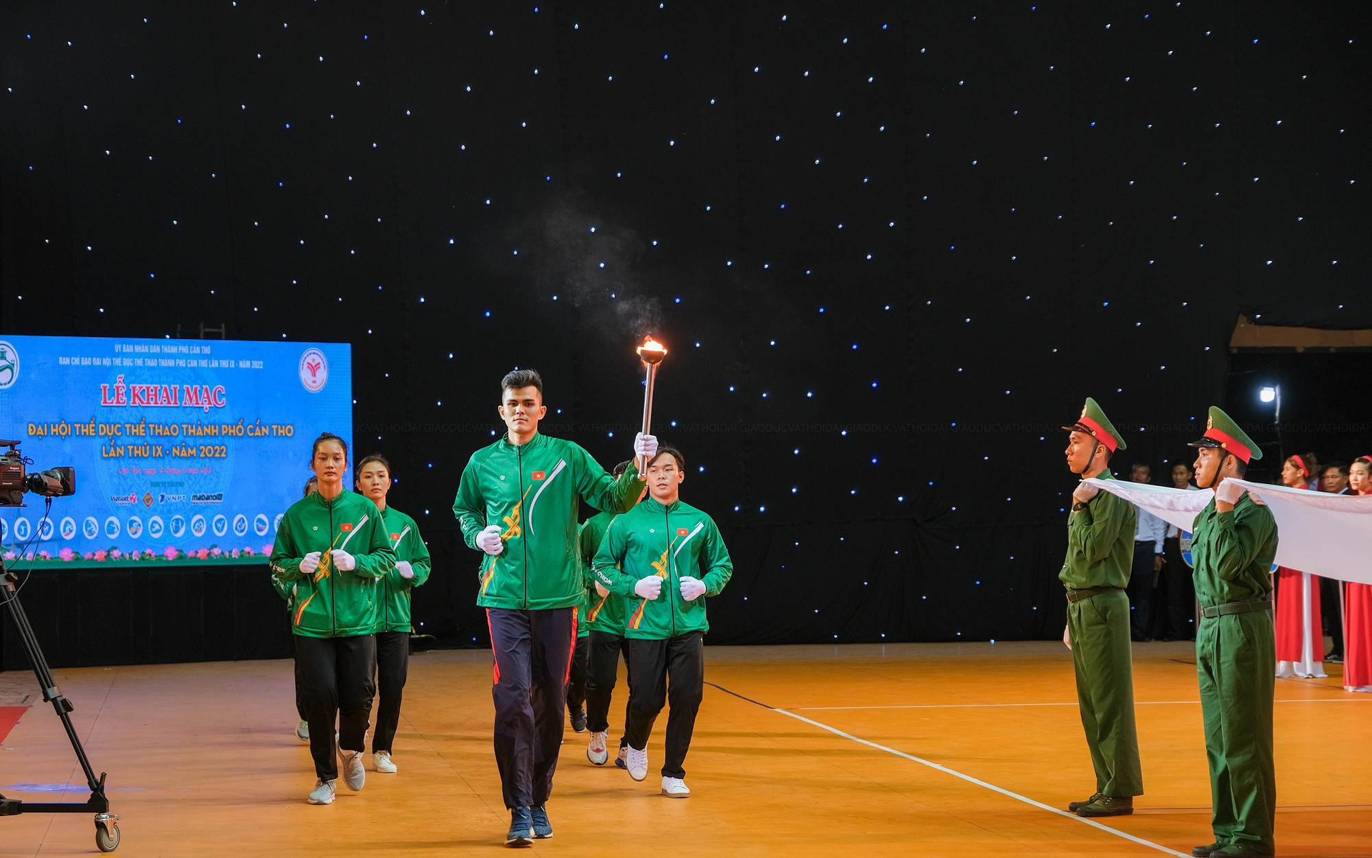 Sau khi kết thúc diễu hành, ngọn lửa truyền thống của Đại hội TDTT thành phố Cần Thơ được các vận động viên tiêu biểu của thành phố chuyển tiếp từ nơi lưu giữ Nhà thi đấu Đa Năng TP. Cần Thơ tiến vào Lễ đài