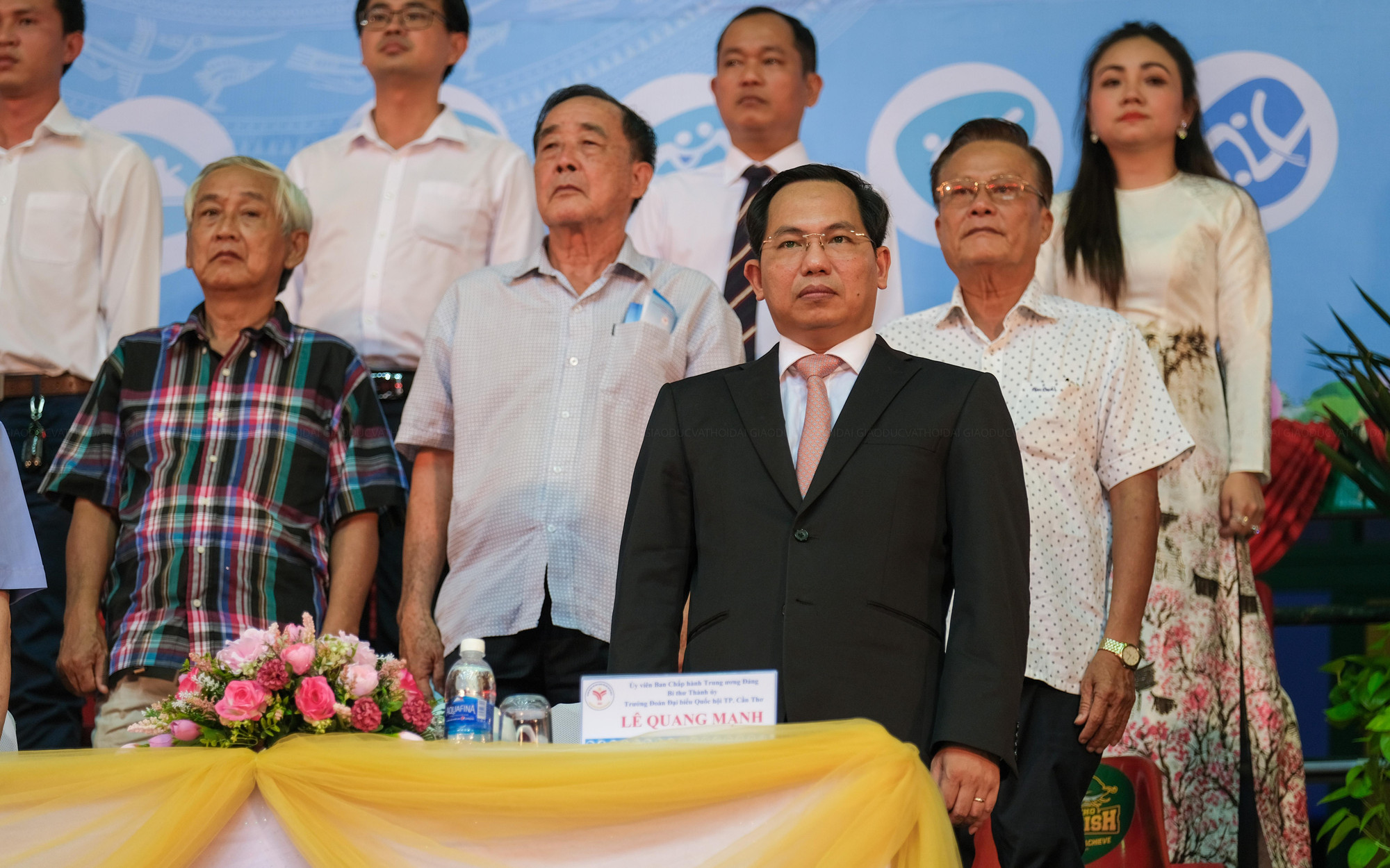 Lãnh đạo Thành uỷ, HĐND, UBND cùng các đại biểu thực hiện nghi thức chào cờ.