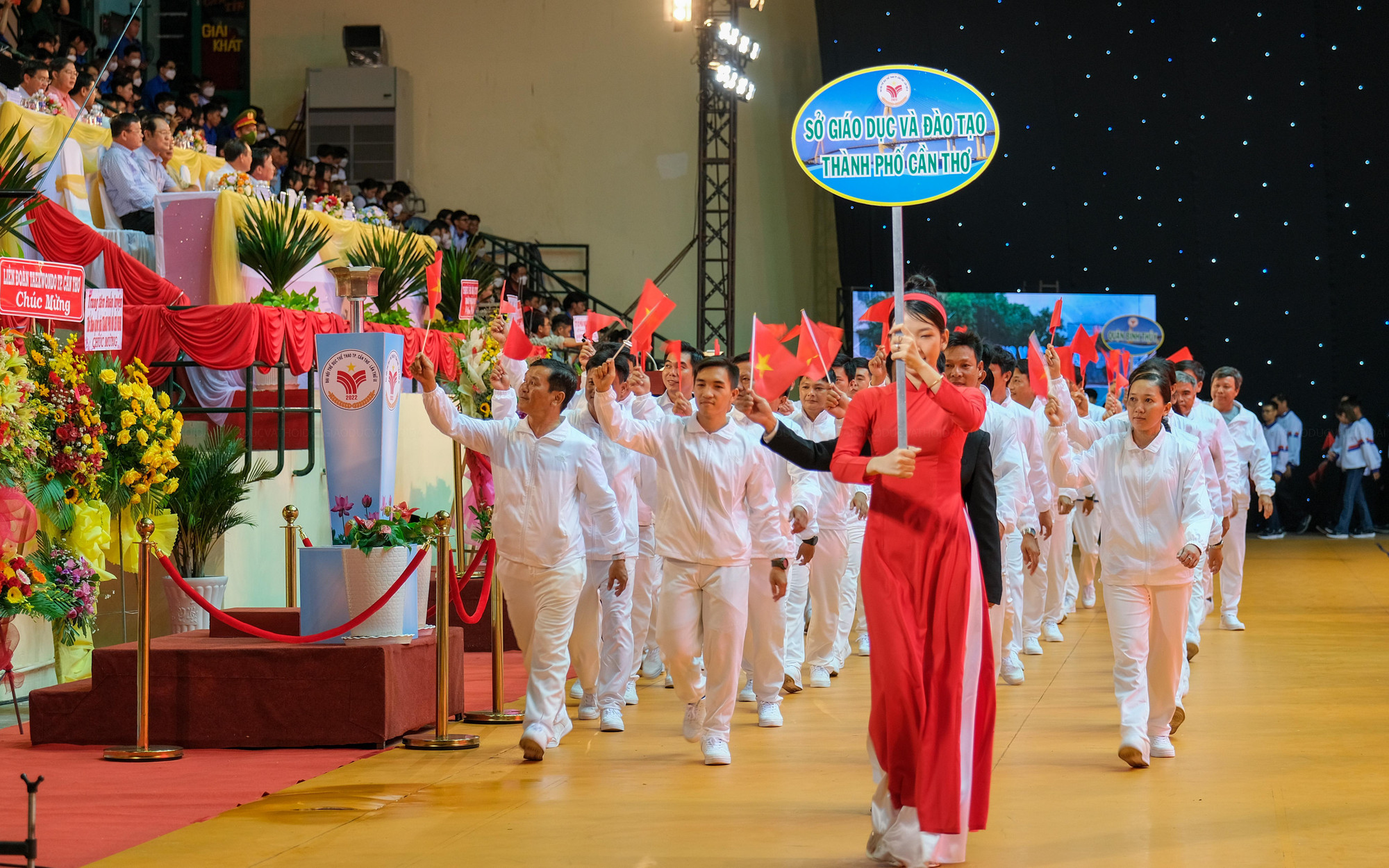 Ngành giáo dục và đào tạo TP. Cần thơ tham gia đại hội với 41 người, 01 trưởng đoàn và 4 hàng mỗi hàng 10 người