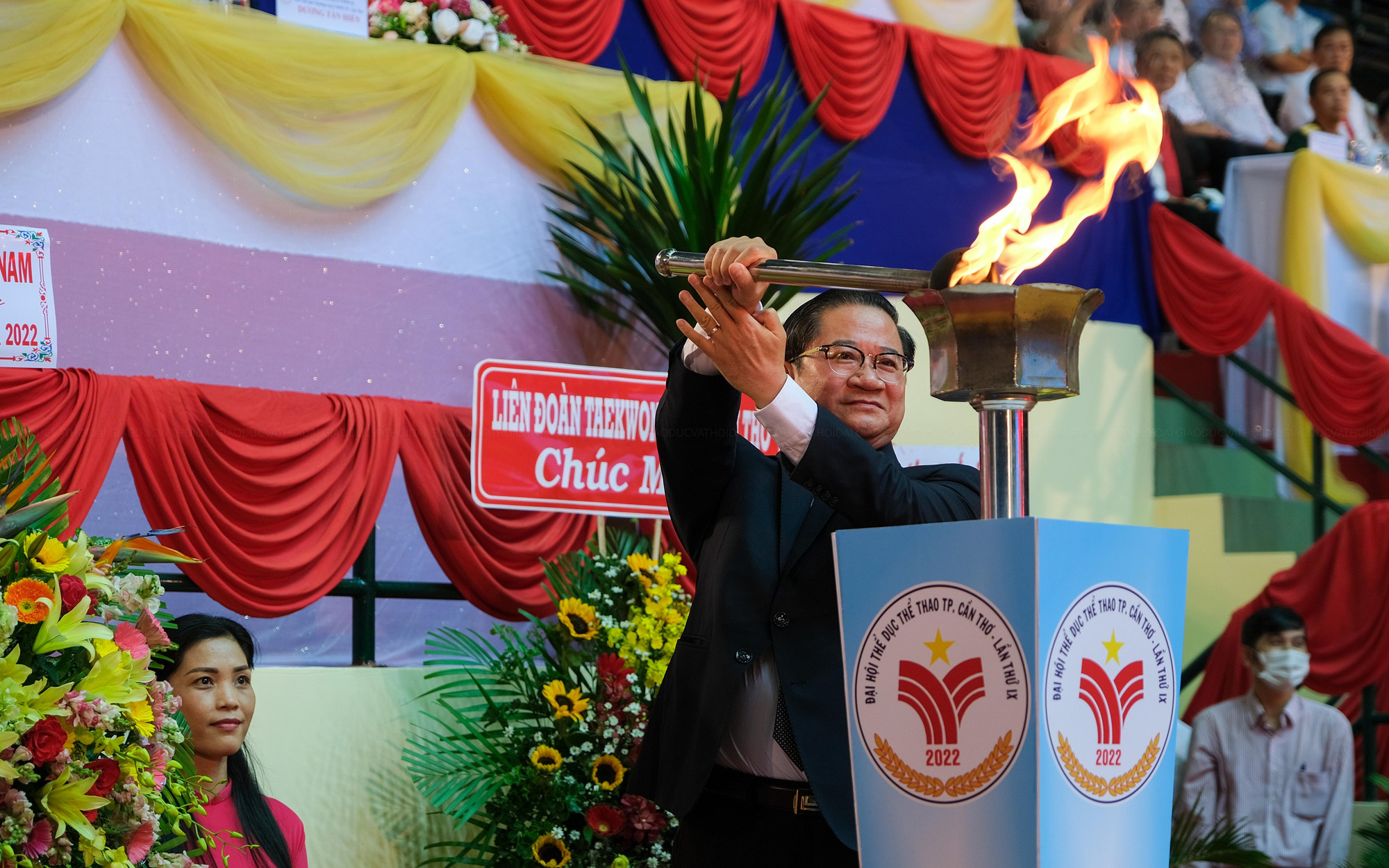 Ông Trần Việt Trường, Phó Bí thư Thành ủy Cần Thơ, Chủ tịch UBND thành phố Cần Thơ châm ngọn đuốc truyền thống Đại hội Thể dục thể thao thành phố Cần Thơ lần thứ IX năm 2022
