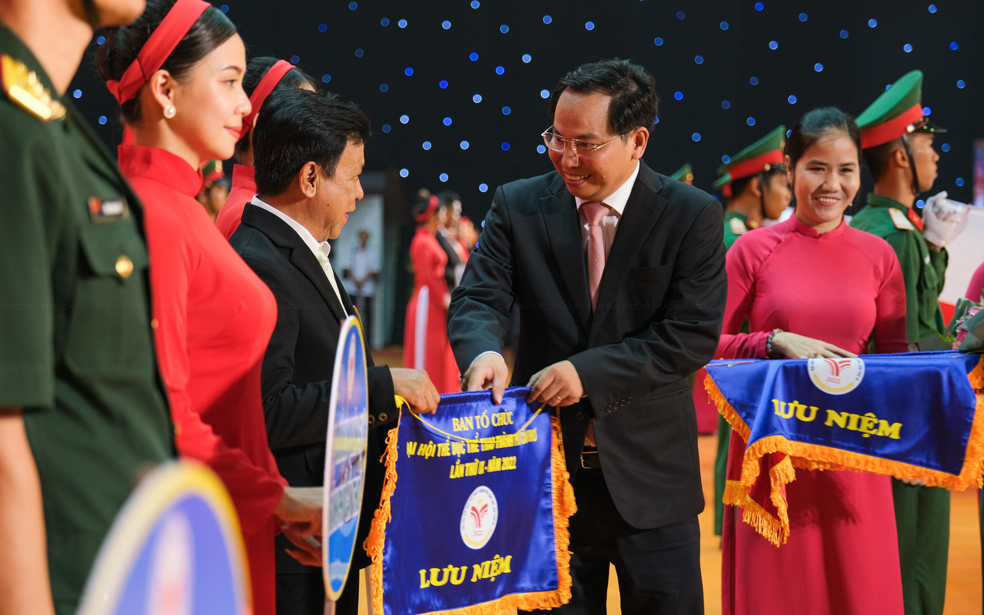 Đại diện lãnh đạo Thành ủy; HĐND; UBND TP Cần Thơ trao cờ lưu niệm và hoa cho các đoàn tham gia đại hội.