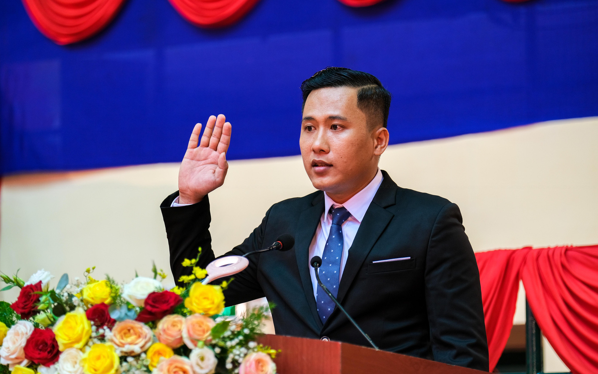 Đại diện Tổ Trọng tài, trọng tài quốc gia Trần Phước Thọ thực hiện nghi thức hạ quyết tâm.