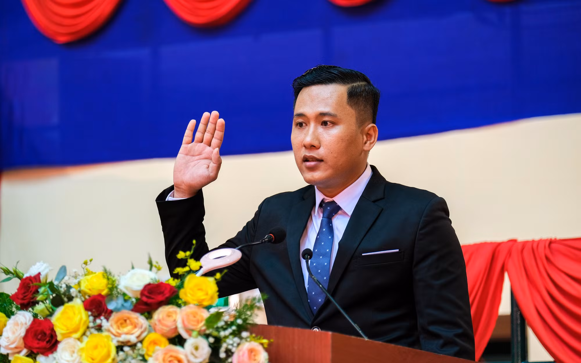 Đại diện Tổ Trọng tài, trọng tài quốc gia Trần Phước Thọ thực hiện nghi thức hạ quyết tâm.