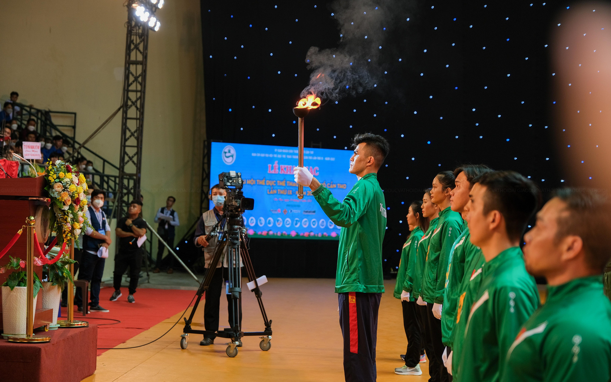 Ngọn lửa được cầm trên tay bởi Vận động viên Đỗ Thanh Nhân – Môn Karate – thành tích nổi bật 01 HCV, 01 HCB Seagames 31 năm 2022, 03 HCV giải Karate vô địch Đông Nam Á 2019; 01 HCB Seagames 30
