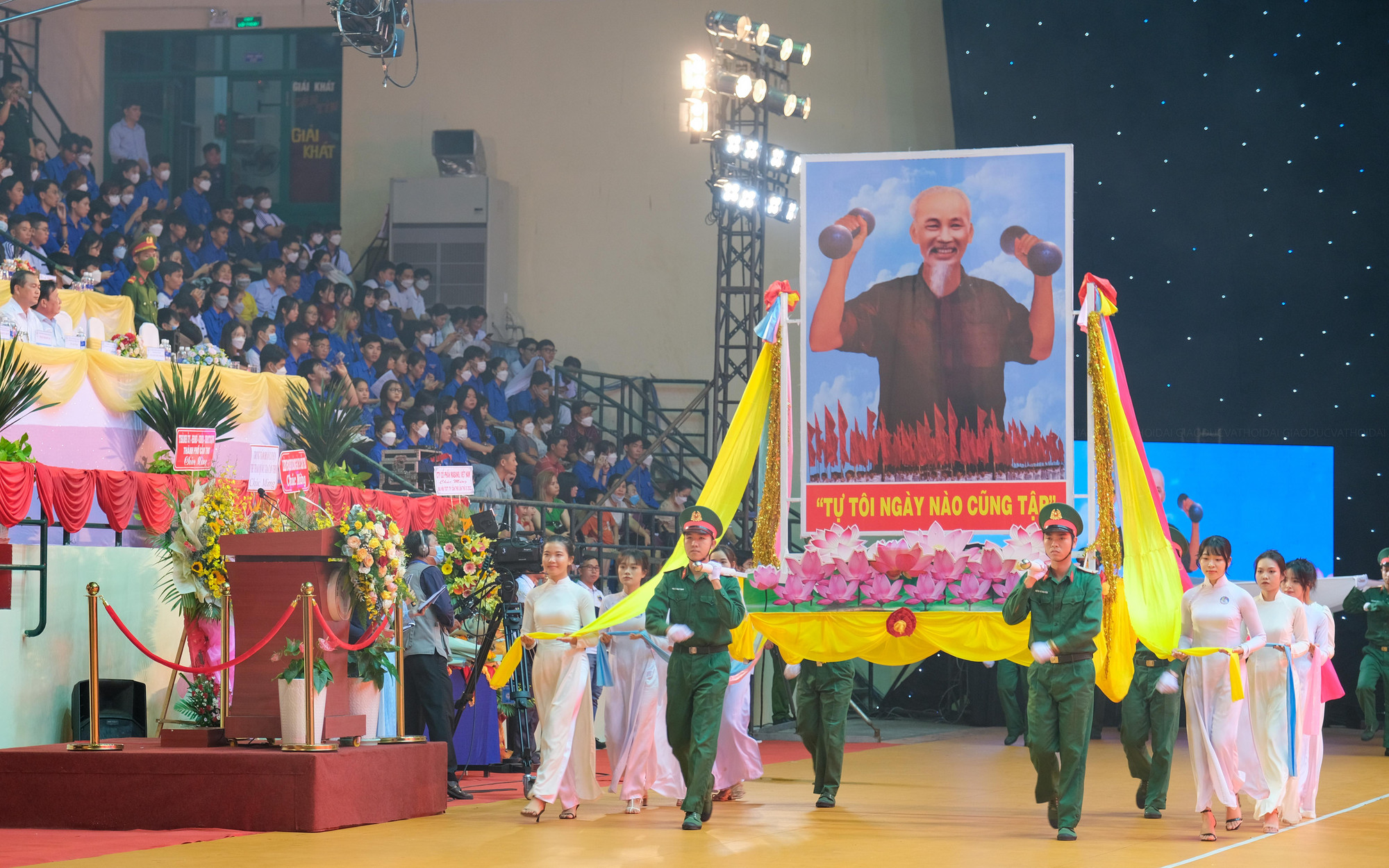 Thực hiện nghi thức rước cờ Tổ Quốc, ảnh Chủ tịch Hồ Chí Minh và cờ Đại hội.
